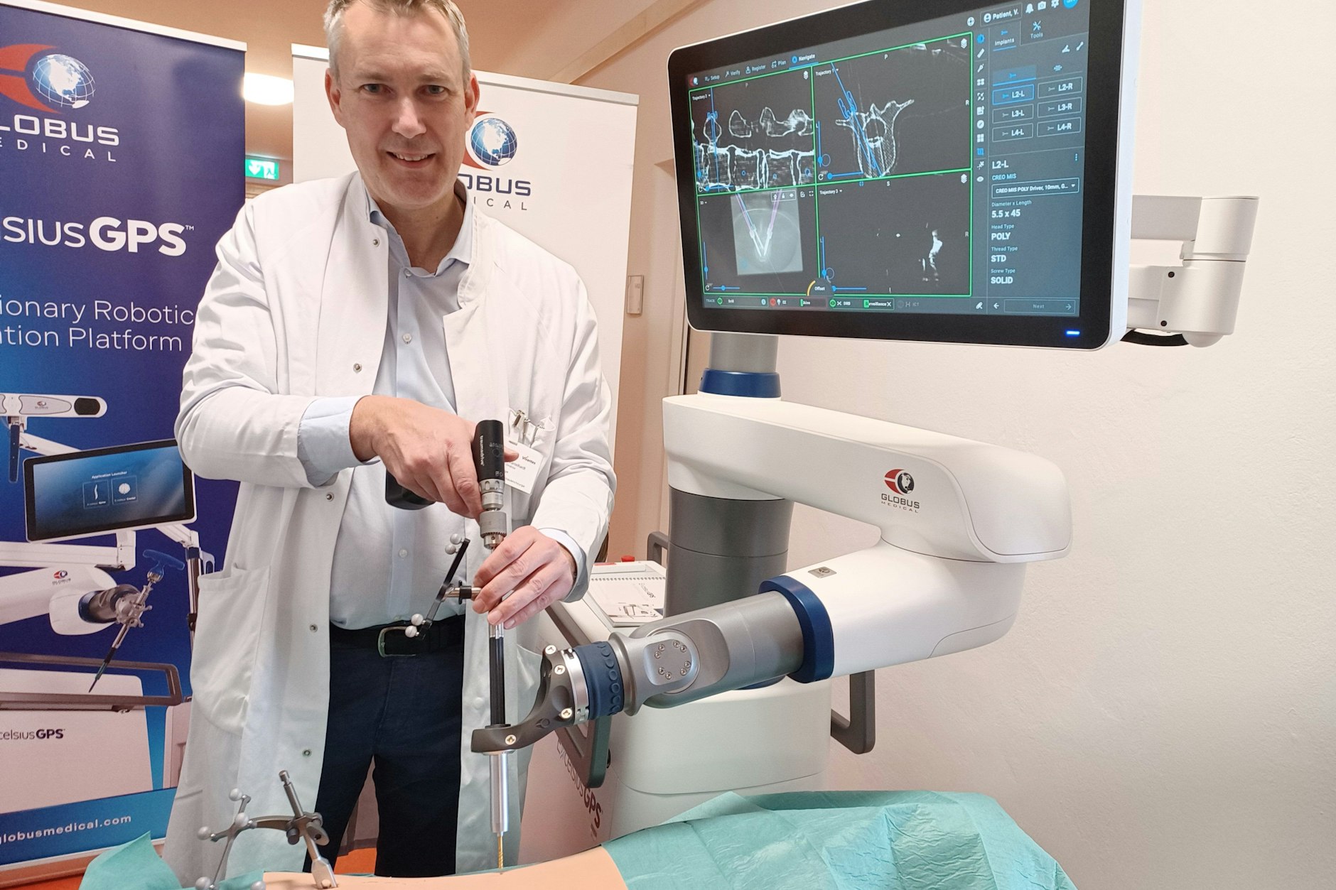 Professor Sven Kantelhardt demonstriert den neuen OP-Roboter von Vivantes: Bald soll er bei Gehirn-OPs eingesetzt werden.