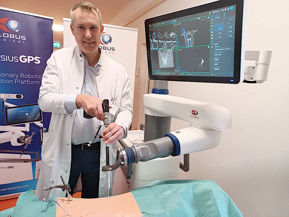 Professor Sven Kantelhardt demonstriert den neuen OP-Roboter von Vivantes: Bald soll er bei Gehirn-OPs eingesetzt werden.