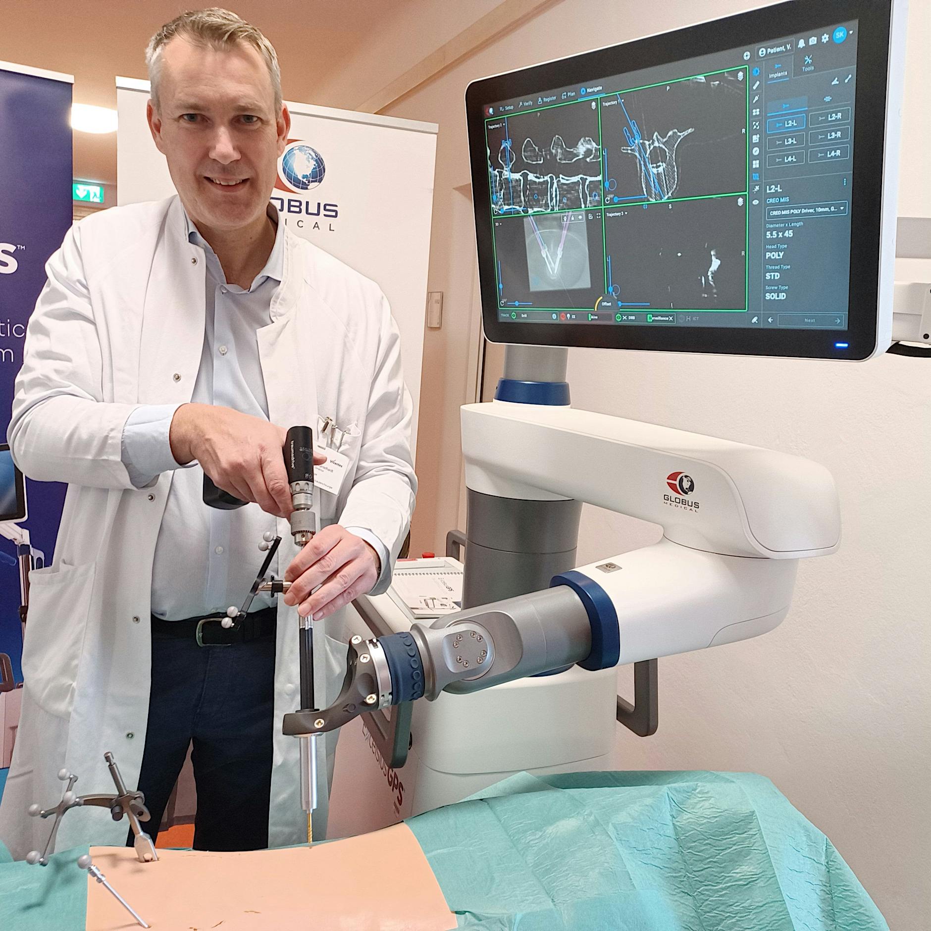 Neue OP-Technik in Berlin: Dieser Roboter operiert Wirbelsäule und Gehirn