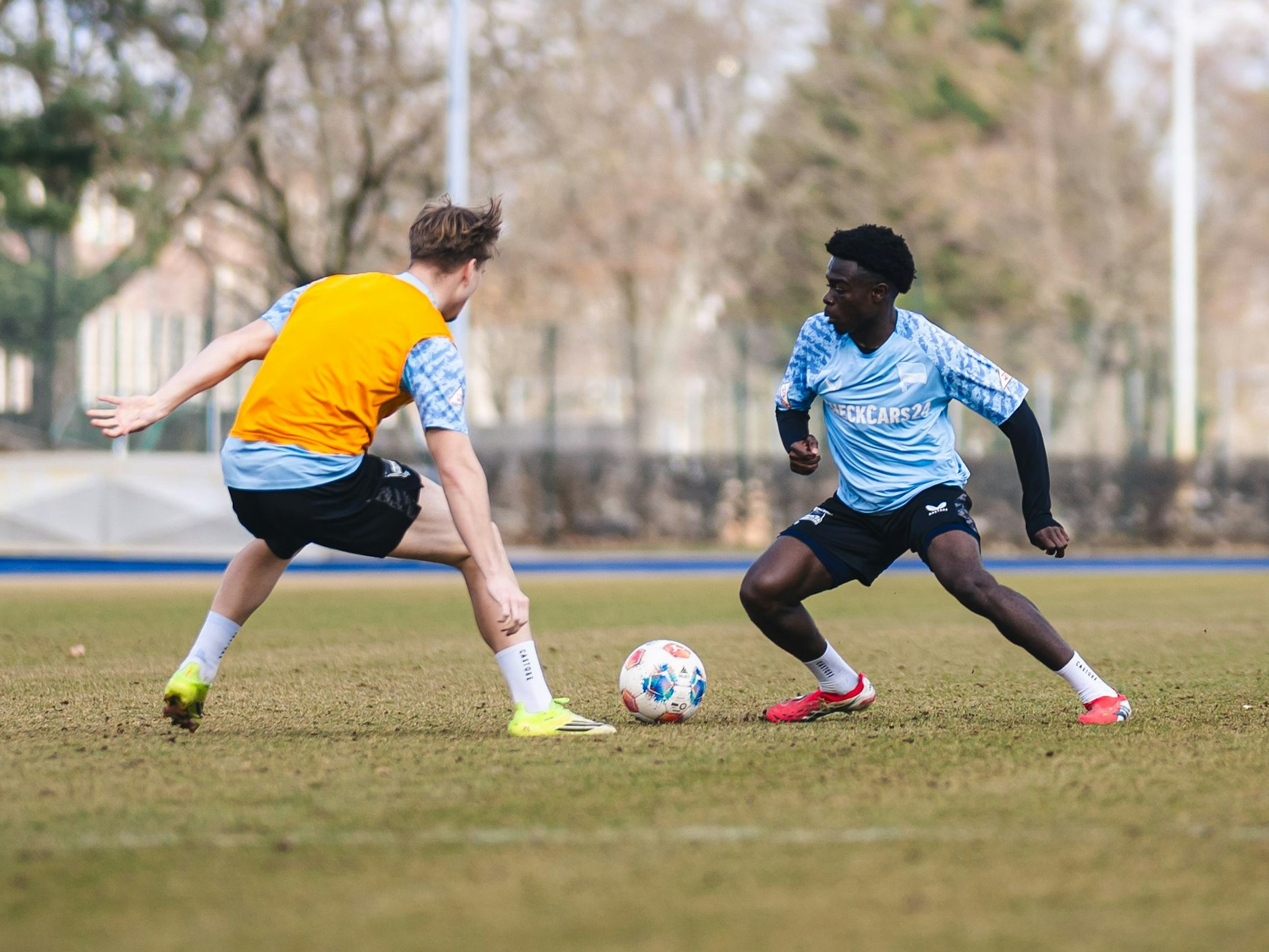 Bobo Lum von Hertha BSC bereitet sich im Training auf sein Startelf-Debüt gegen Bochum vor.