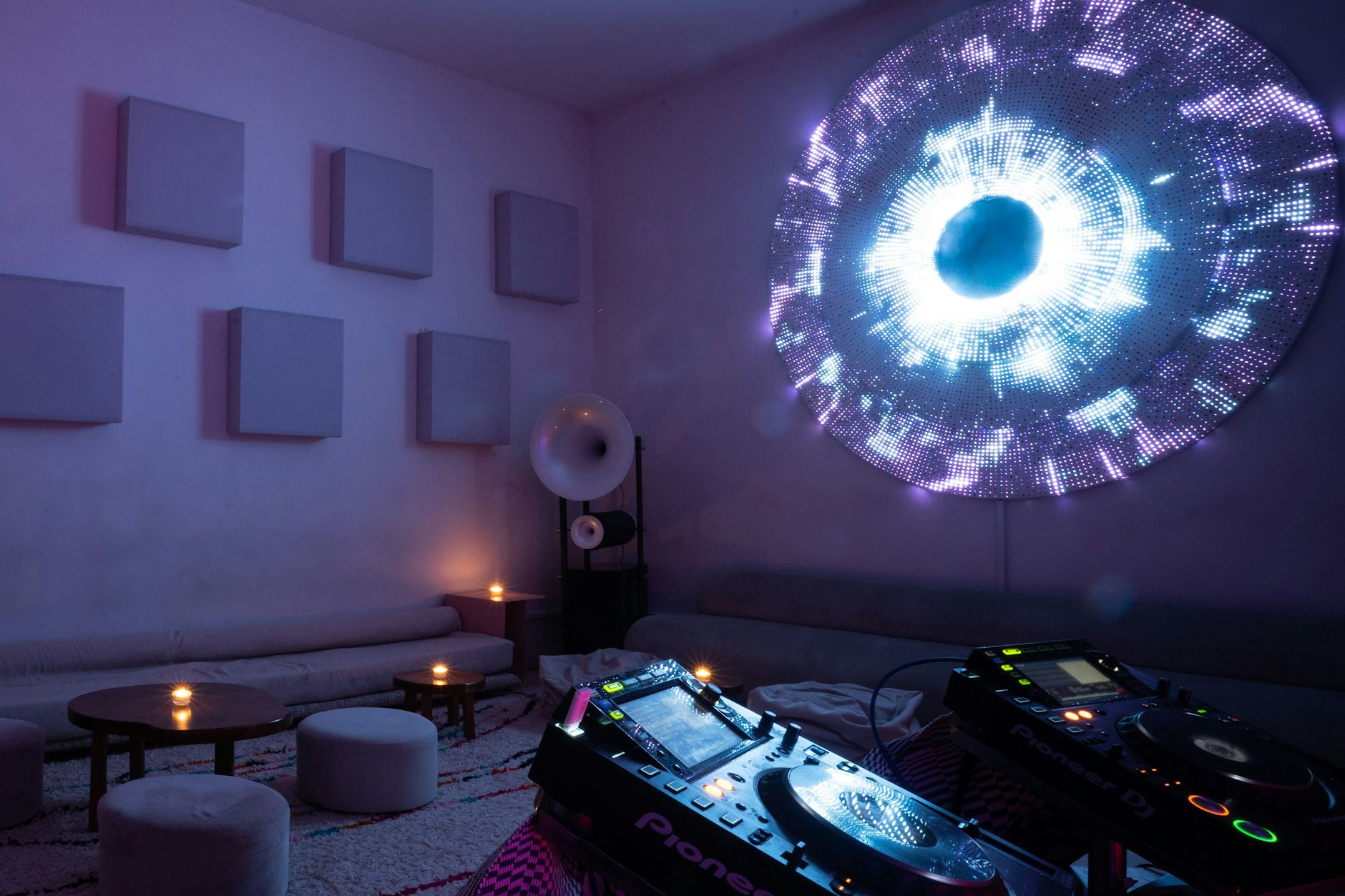 Zu Gast im Kwia: Hier beginnt der Abend auf Teppichen und Kissen – und wie in einer anderen Welt.