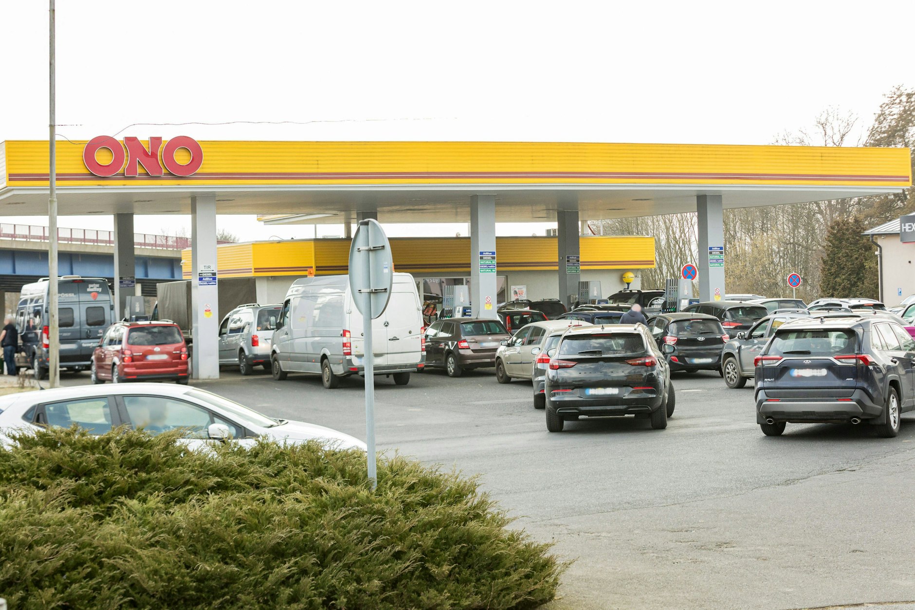 Wegen der geringeren Benzinpreise fahren viele Deutsche zum Tanken nach Tschechien.