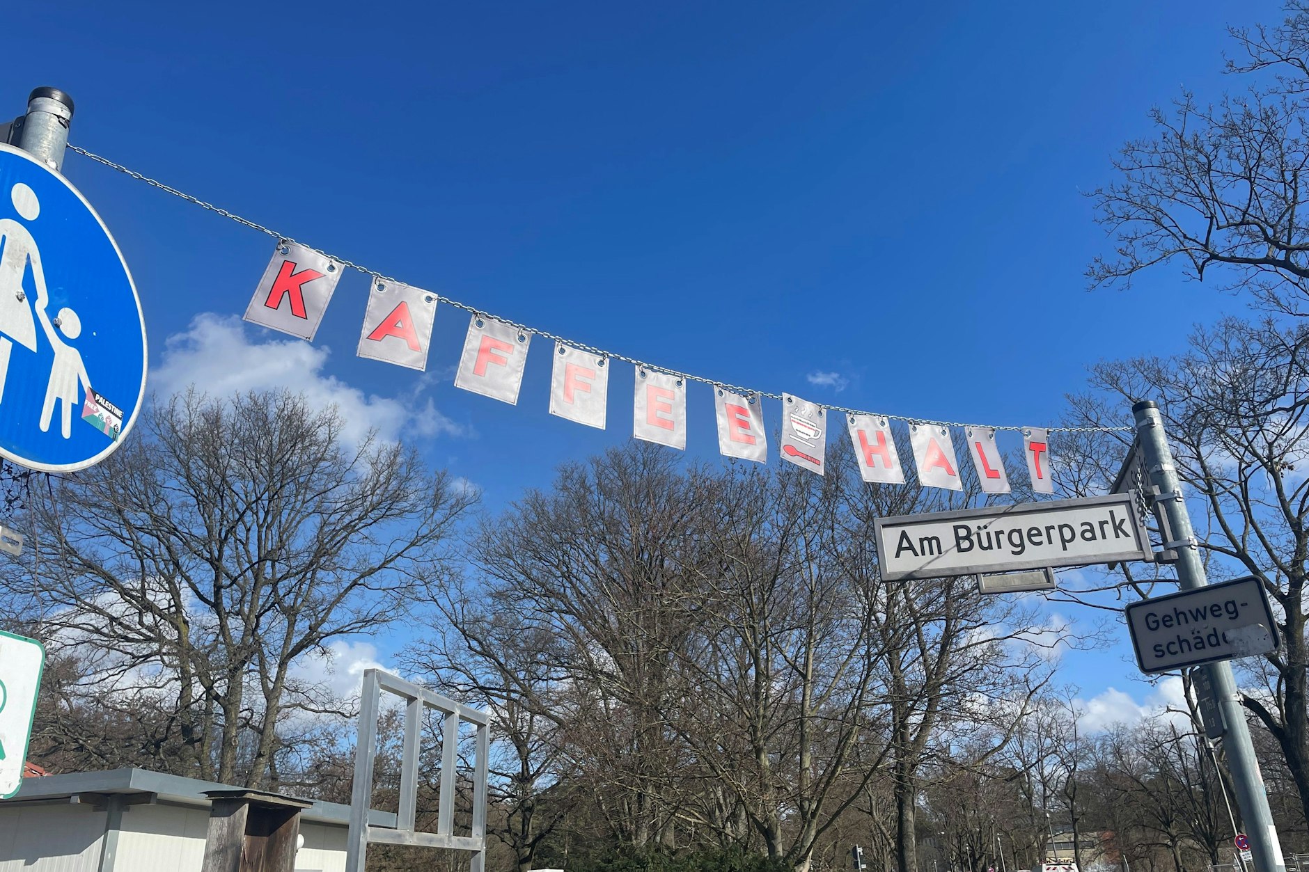 „Kaffeehalt“ steht auf den bunten Wimpeln am Bürgerpark.