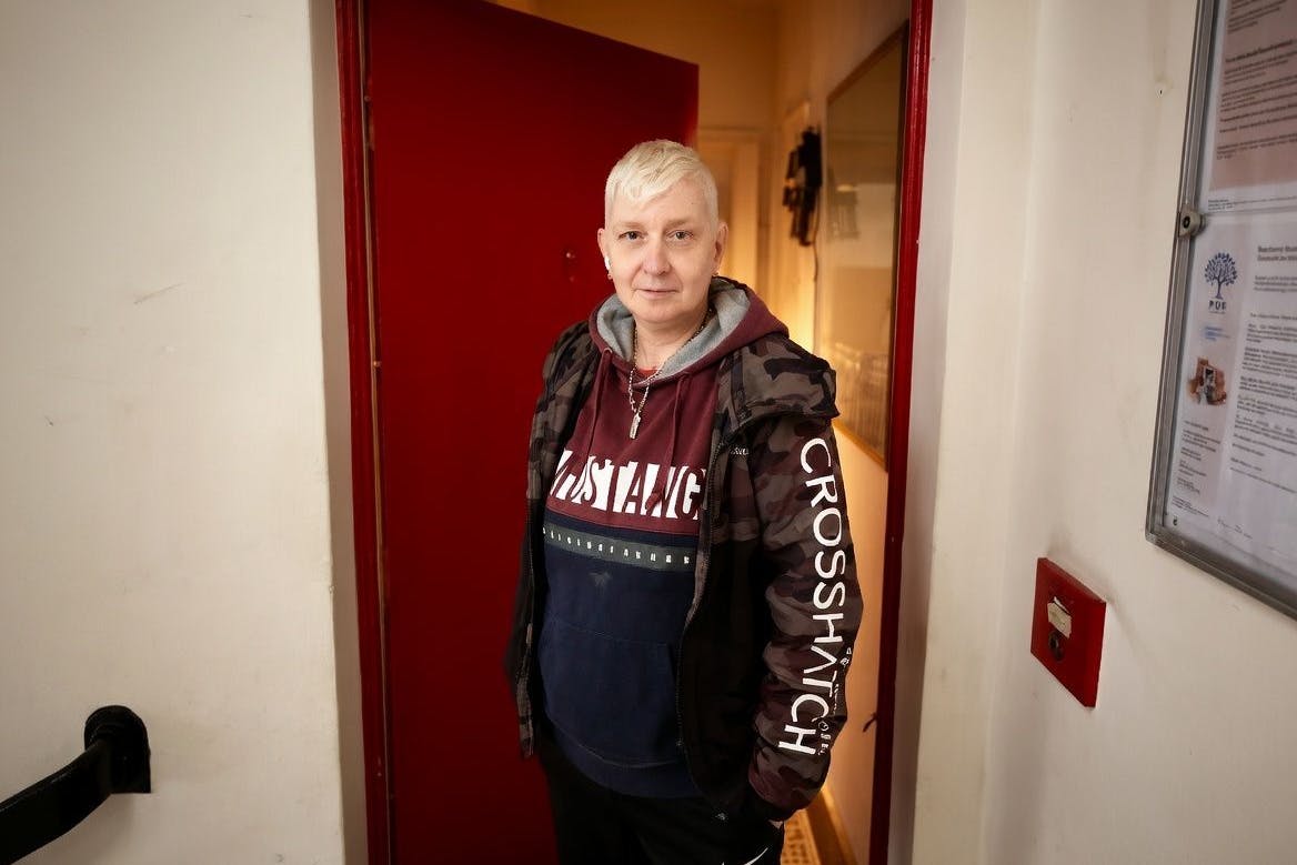 Sabine Wallburg (57) vor ihrer Wohnung in der John-Schehr-Straße in Berlin-Pankow