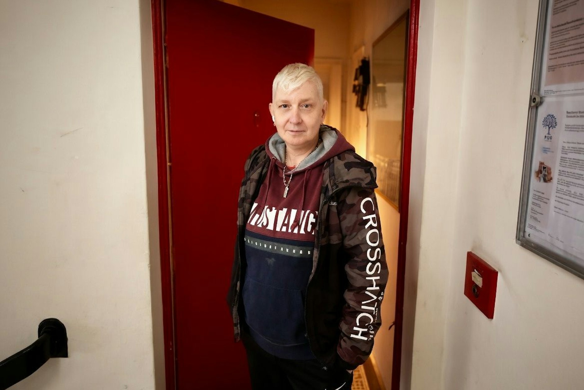 Sabine Wallburg (57) vor ihrer Wohnung in der John-Schehr-Straße in Berlin-Pankow