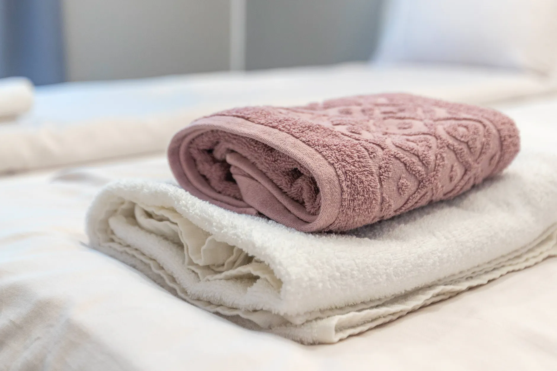 Handtücher sollten nach dem Duschen gut trocknen können – sonst können sich schnell Bakterien im Stoff vermehren.