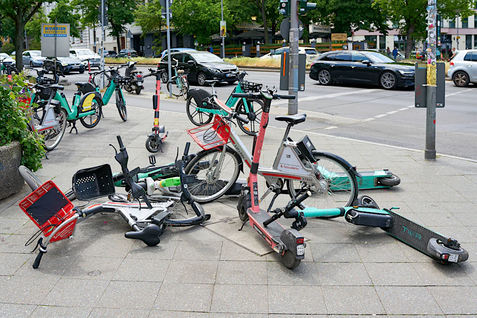 Paukenschlag gegen die E-Scooter-Plage in Berlin. Der Senat verpflichtet die Anbieter ab 2035 zu festen Parkplätzen.
