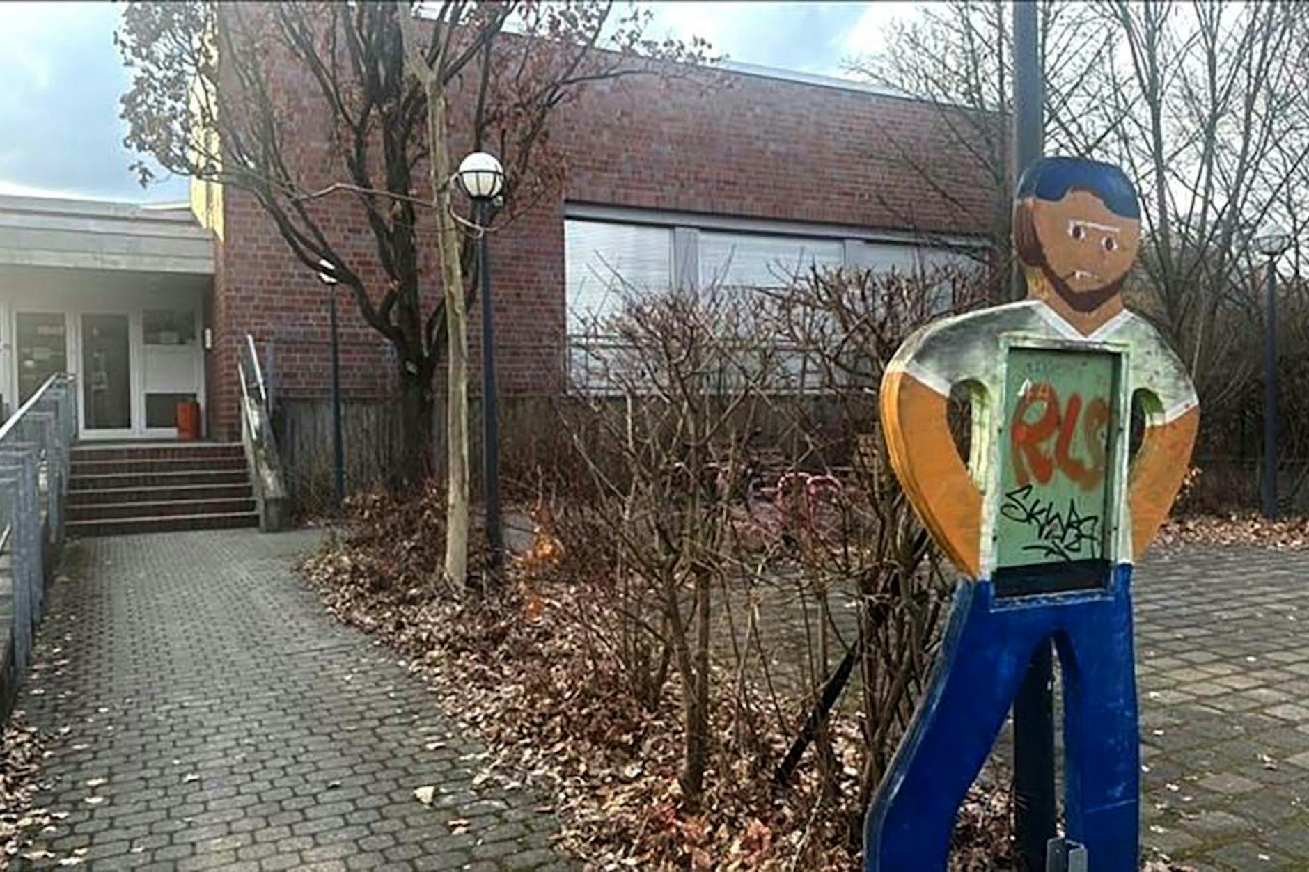 Im Jugendzentrum in der Wutzkyallee soll ein Mädchen vergewaltigt worden sein.