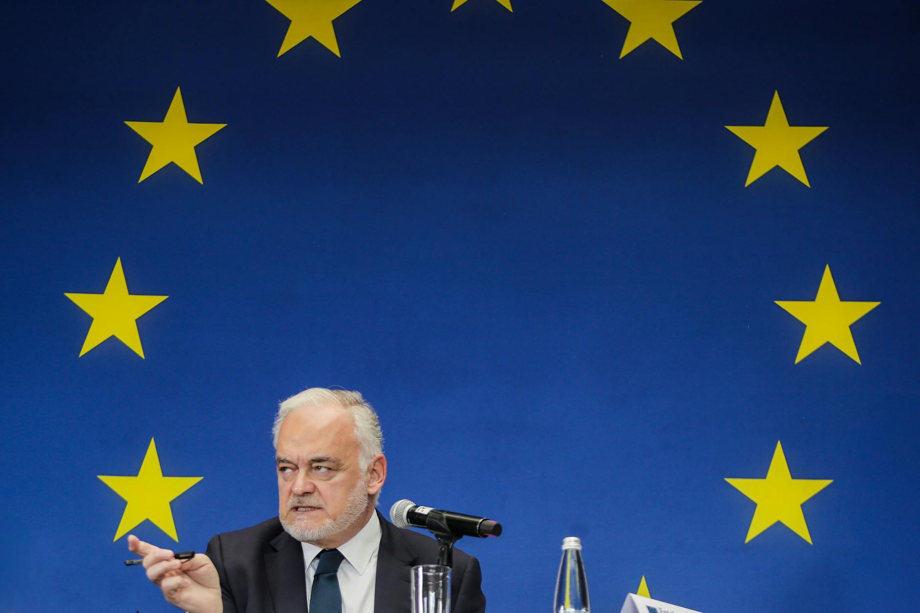 EU-Vize Esteban González Pons spricht in Bogotá über die EU-Wahlbeobachtung vor Kolumbiens Wahlen.