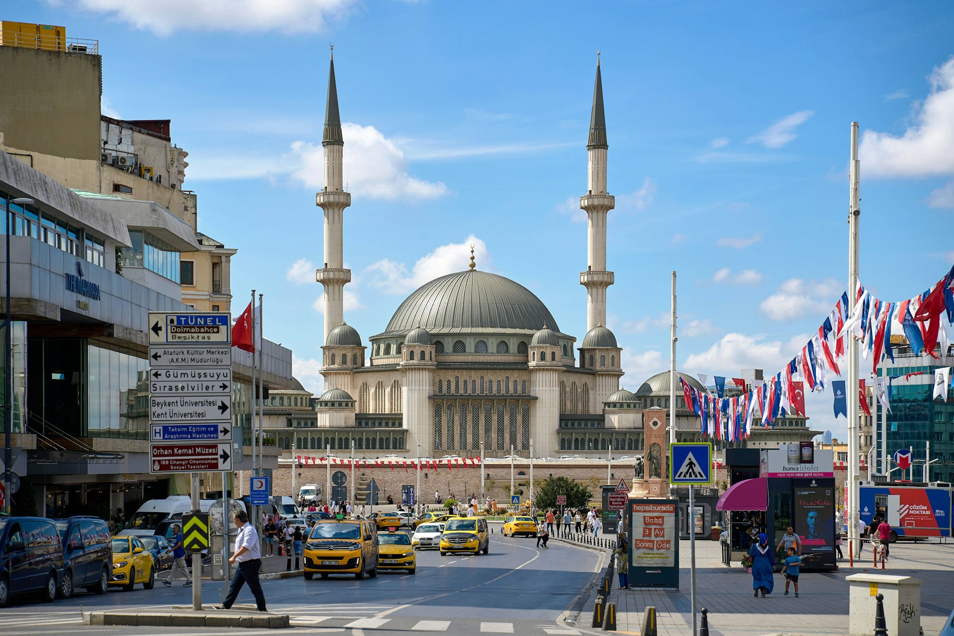Istanbul mit der Taksim-Moschee gilt als derzeit sicherer Urlaubsort.