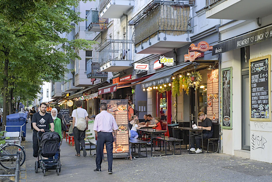 Die Simon-Dach-Straße in Friedrichshain gilt als eines der Ausgehviertel in Berlin, wo der Senat längere Öffnungszeiten für die Außengastronomie plant.