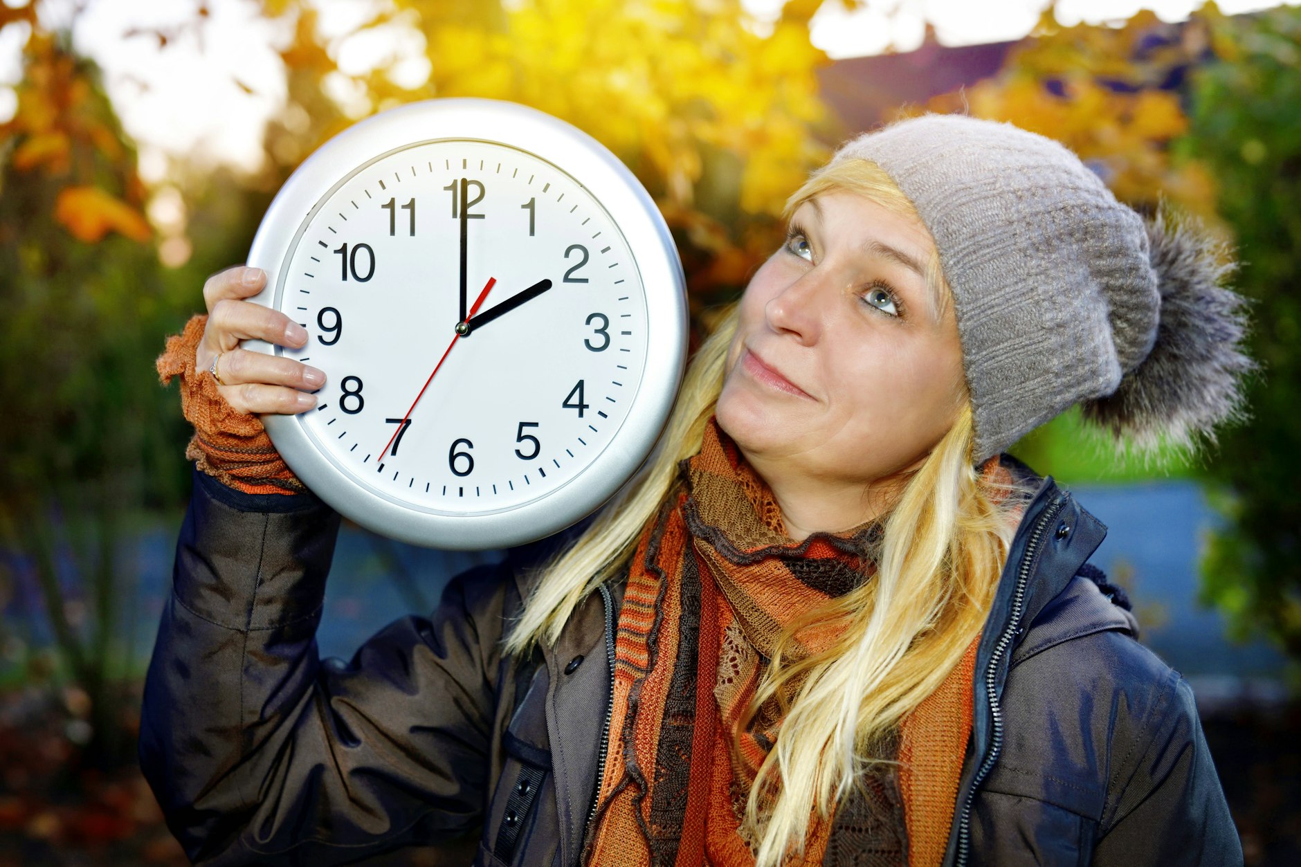 Um 2 Uhr wird die Uhr um eine Stunde auf 3 Uhr vorgestellt.