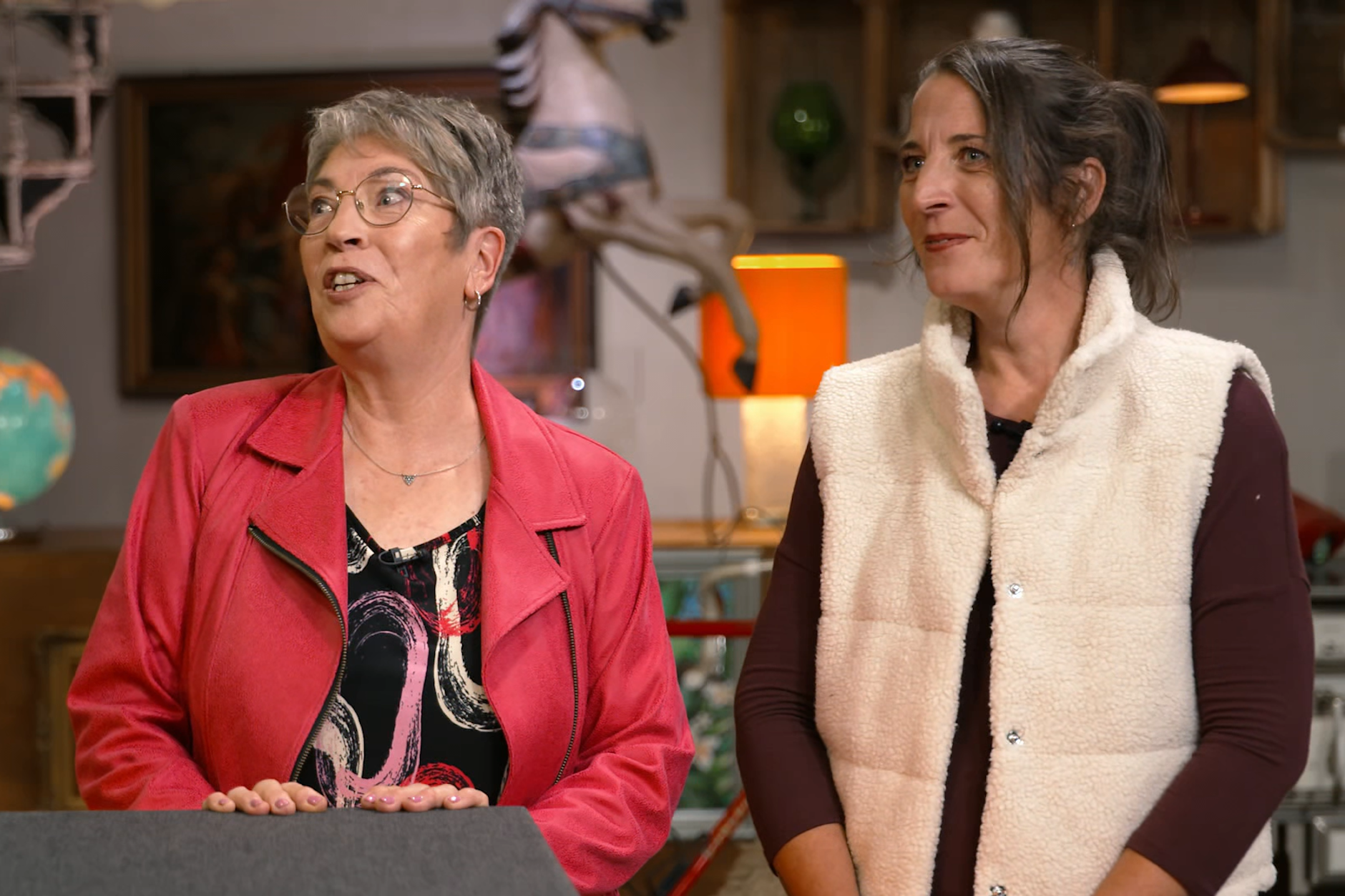 Petra und Monika Ruttig wollen das hübsche Gemälde aus dem Keller bei „Bares für Rares“ verkaufen. Und glauben, dass es 100 Euro wert ist.