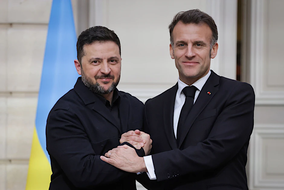 Finanzielle Rückendeckung: Emmanuel Macron und Wolodymyr Selenskyj bei ihrem Treffen in Paris