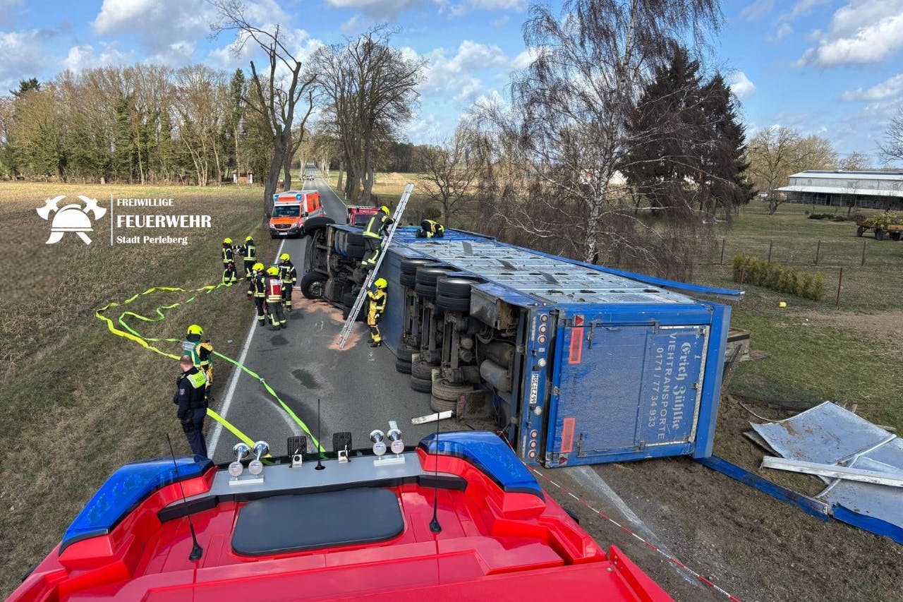 Der Fahrer des Großfahrzeugs wurde bei dem Unfall verletzt.