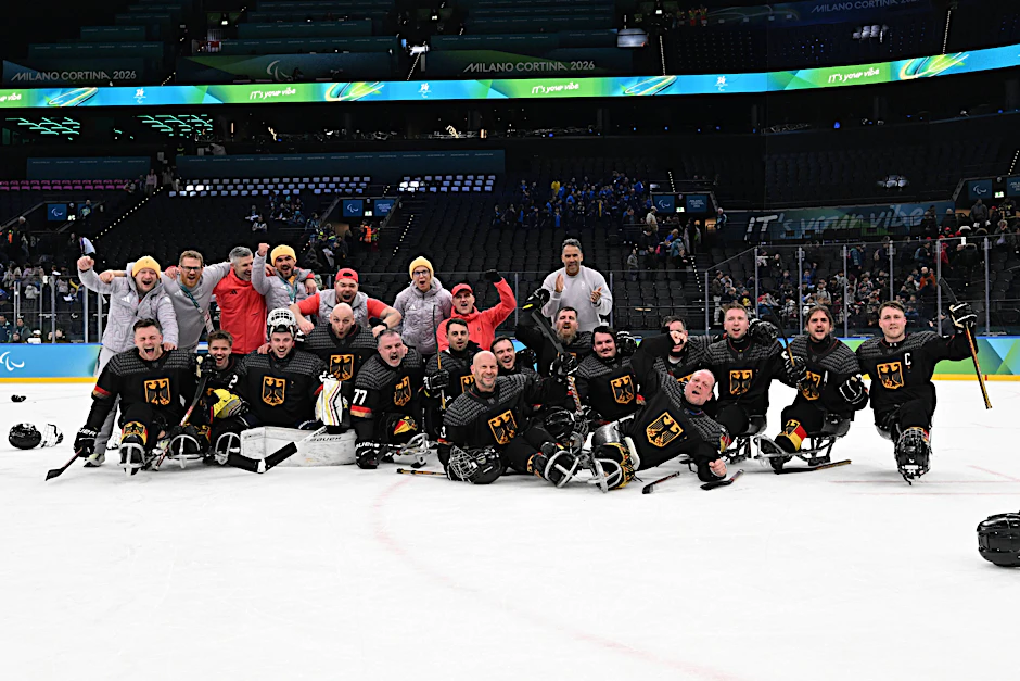 Jubelndes deutsches Eishockey-Team: Es war der erste Sieg bei Paralympics seit 20 Jahren.