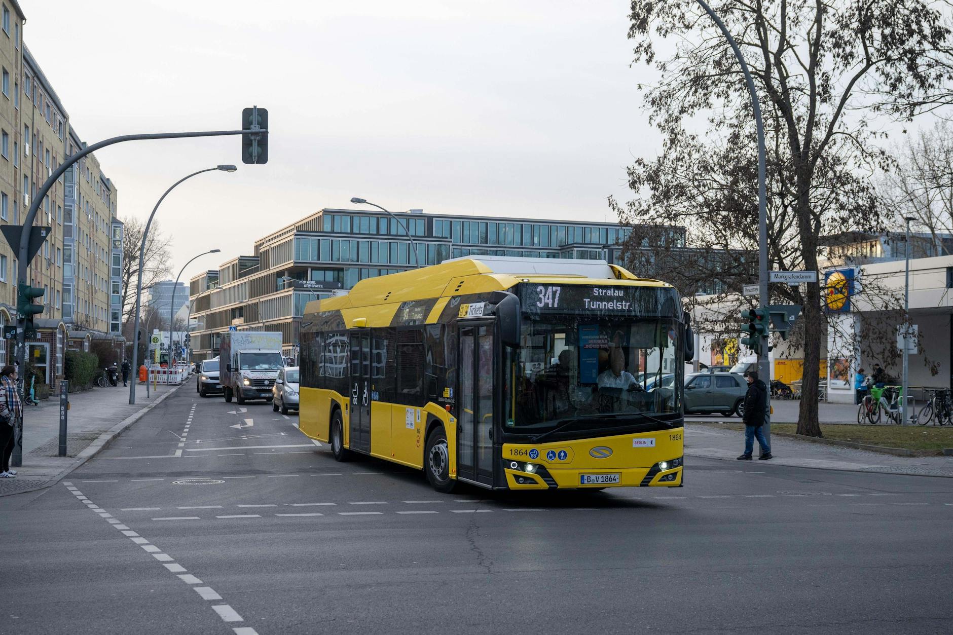 Der Bus 347 biegt von der Persiusstraße in den Markgrafendamm Richtung Ostkreuz ab. Geht es nach der neuen Verkehrsplanung, ist die Linie bald so gut wie alleine auf dem Abschnitt zuvor unterwegs.