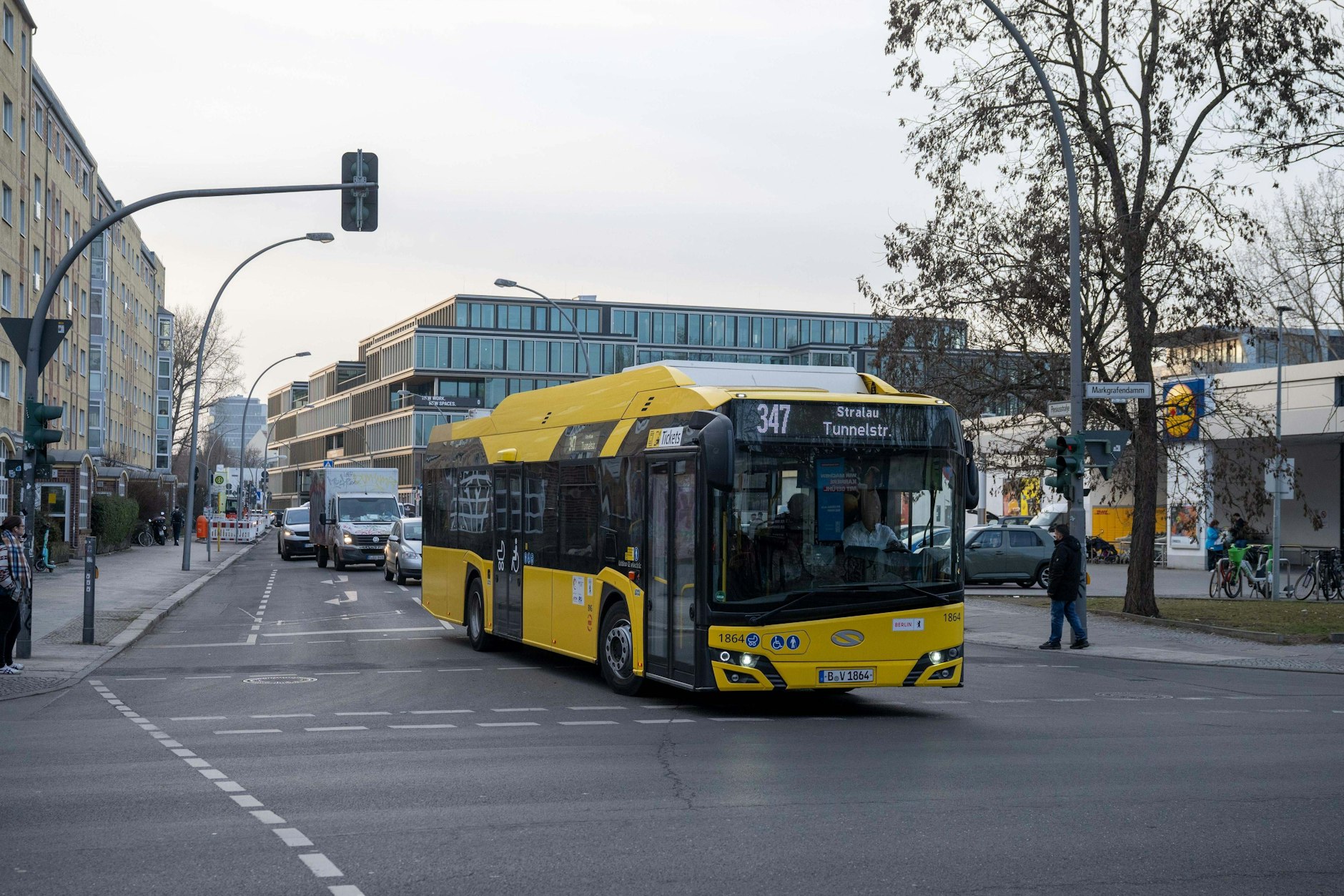 Der Bus 347 biegt von der Persiusstraße in den Markgrafendamm Richtung Ostkreuz ab. Geht es nach der neuen Verkehrsplanung, ist die Linie bald so gut wie alleine auf dem Abschnitt zuvor unterwegs.
