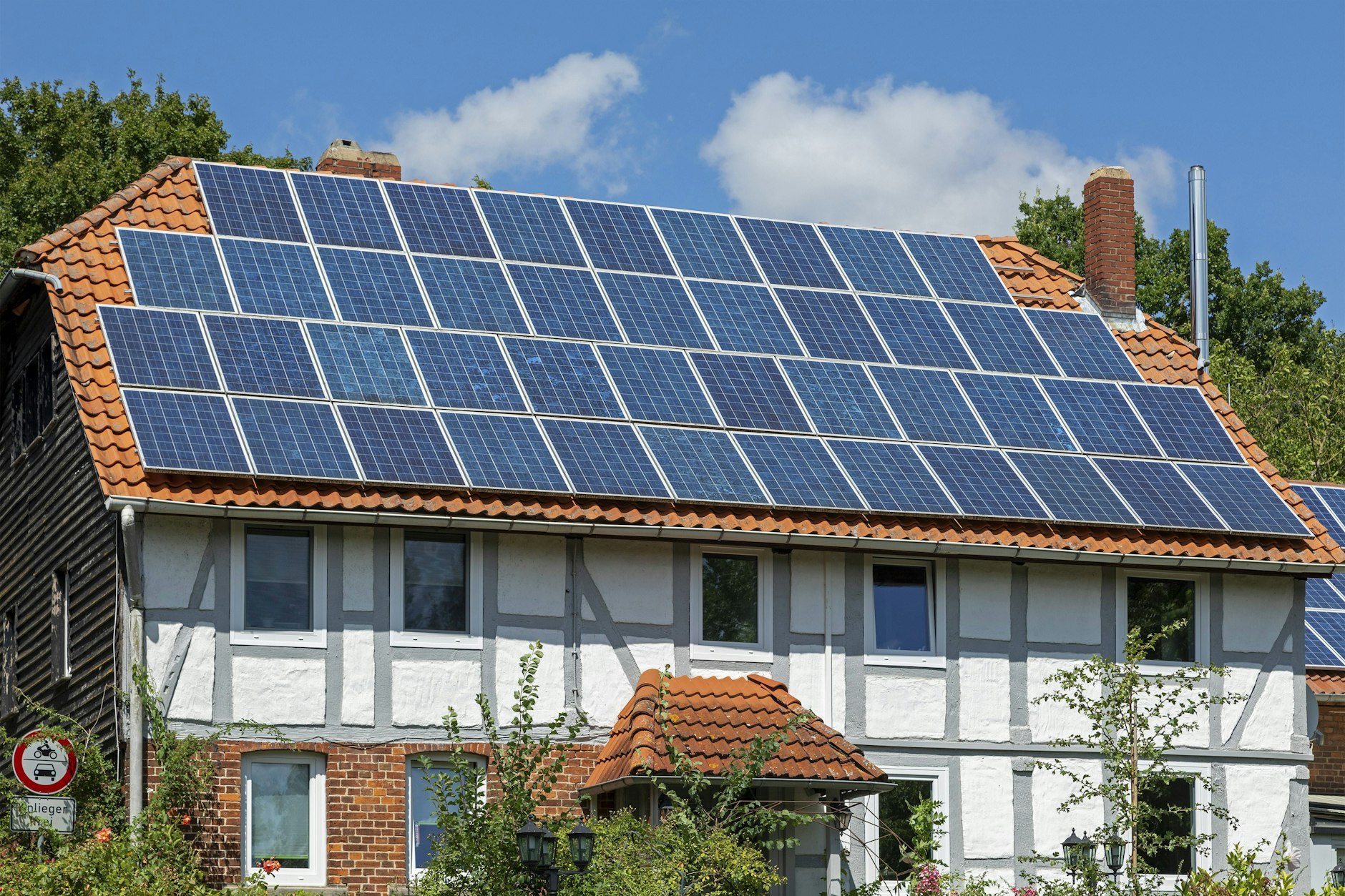 Ein Fachwerkhaus mit Photovoltaik in Niedersachsen.