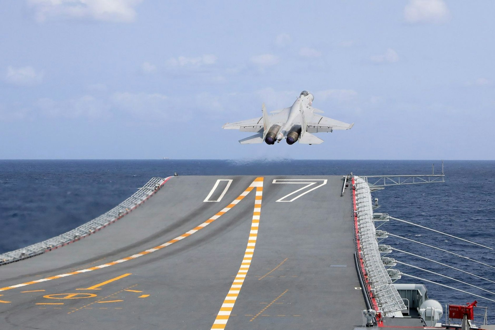 Ein chinesischer Kampfjet startet vom Flugzeugträger Shandong.