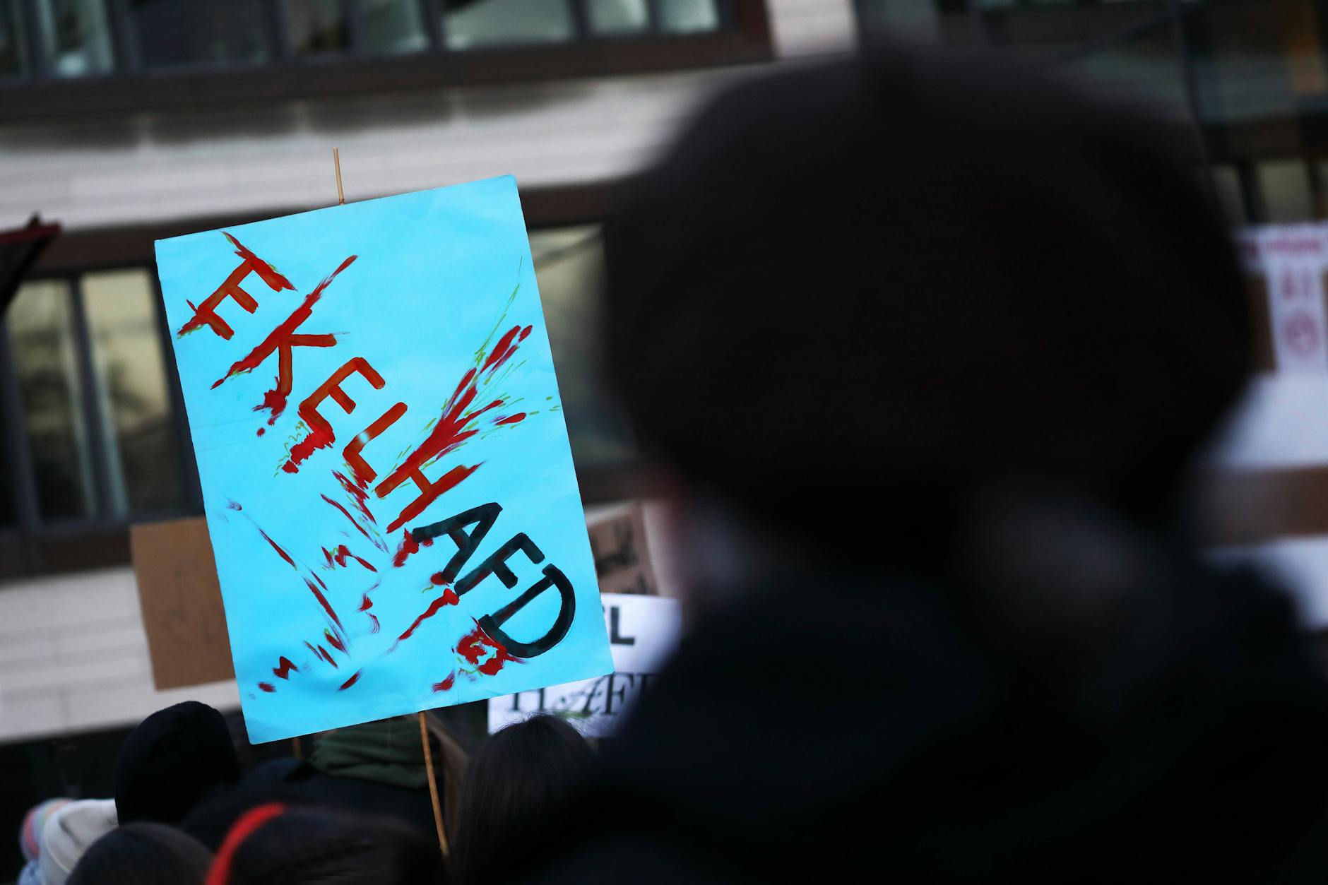 Die Lehrerin soll einen Pullover mit der Aufschrift „ekelhafd“ getragen haben.