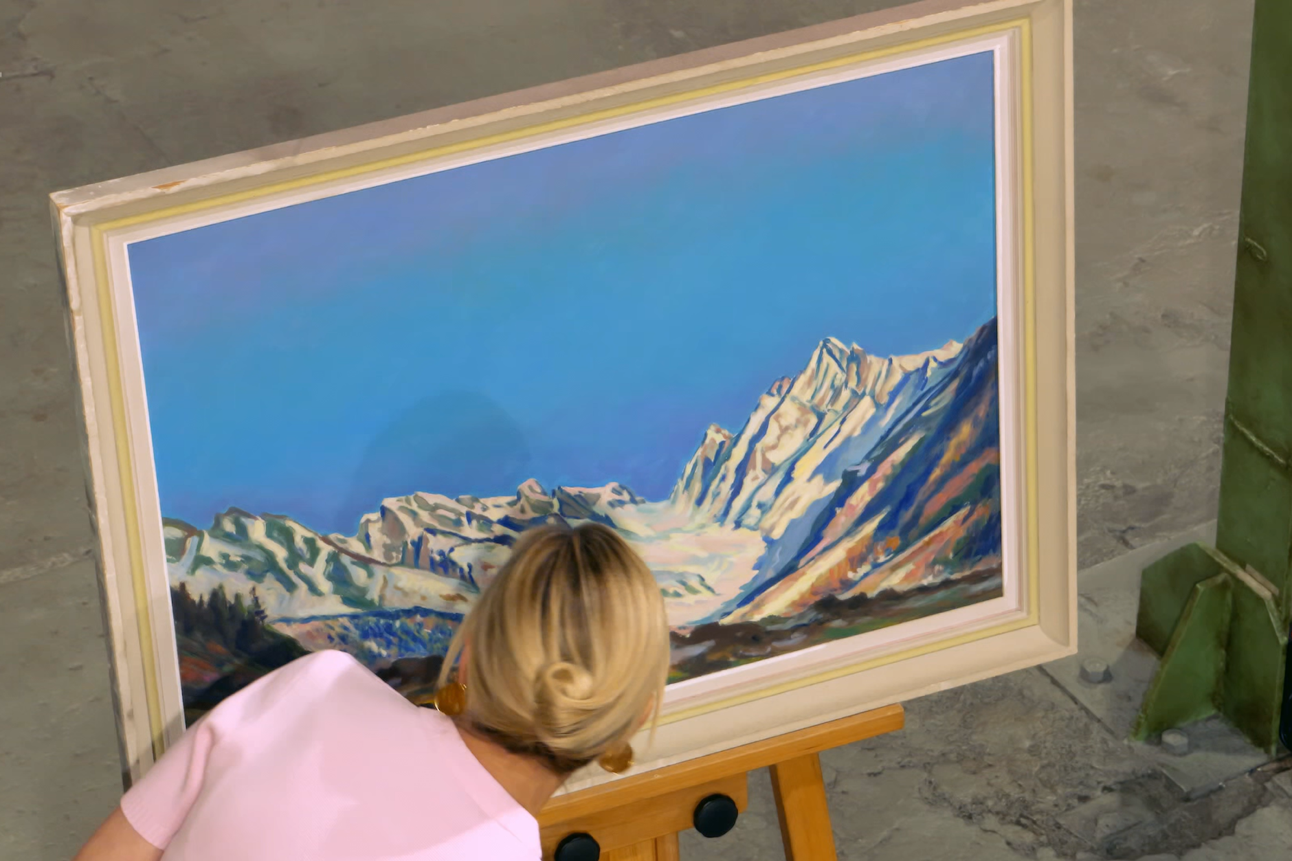 Auch die Händler bei „Bares für Rares“ sind begeistert von dem Gemälde, schauen sich das besondere Stück ganz genau an.