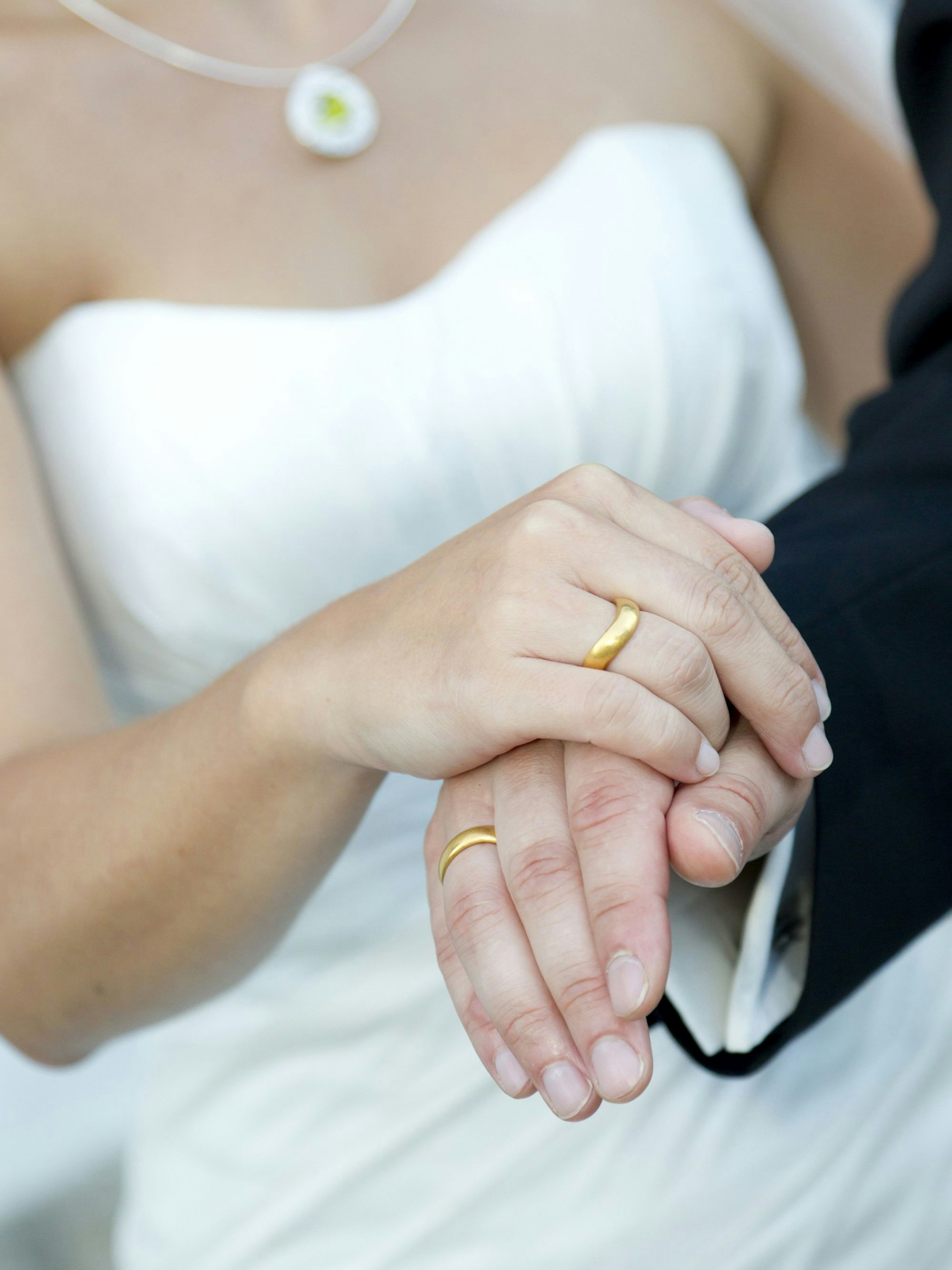 Ein kurzer Moment und plötzlich kann der Ehering vom Finger rutschen (Symbolfoto).