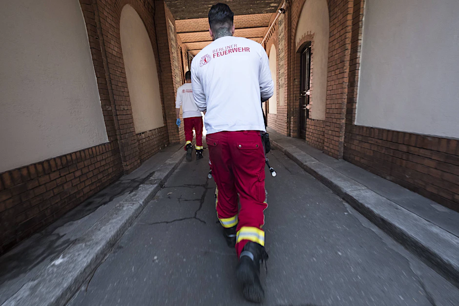 Rettungssanitäter der Berliner Feuerwehr beim Patiententransport