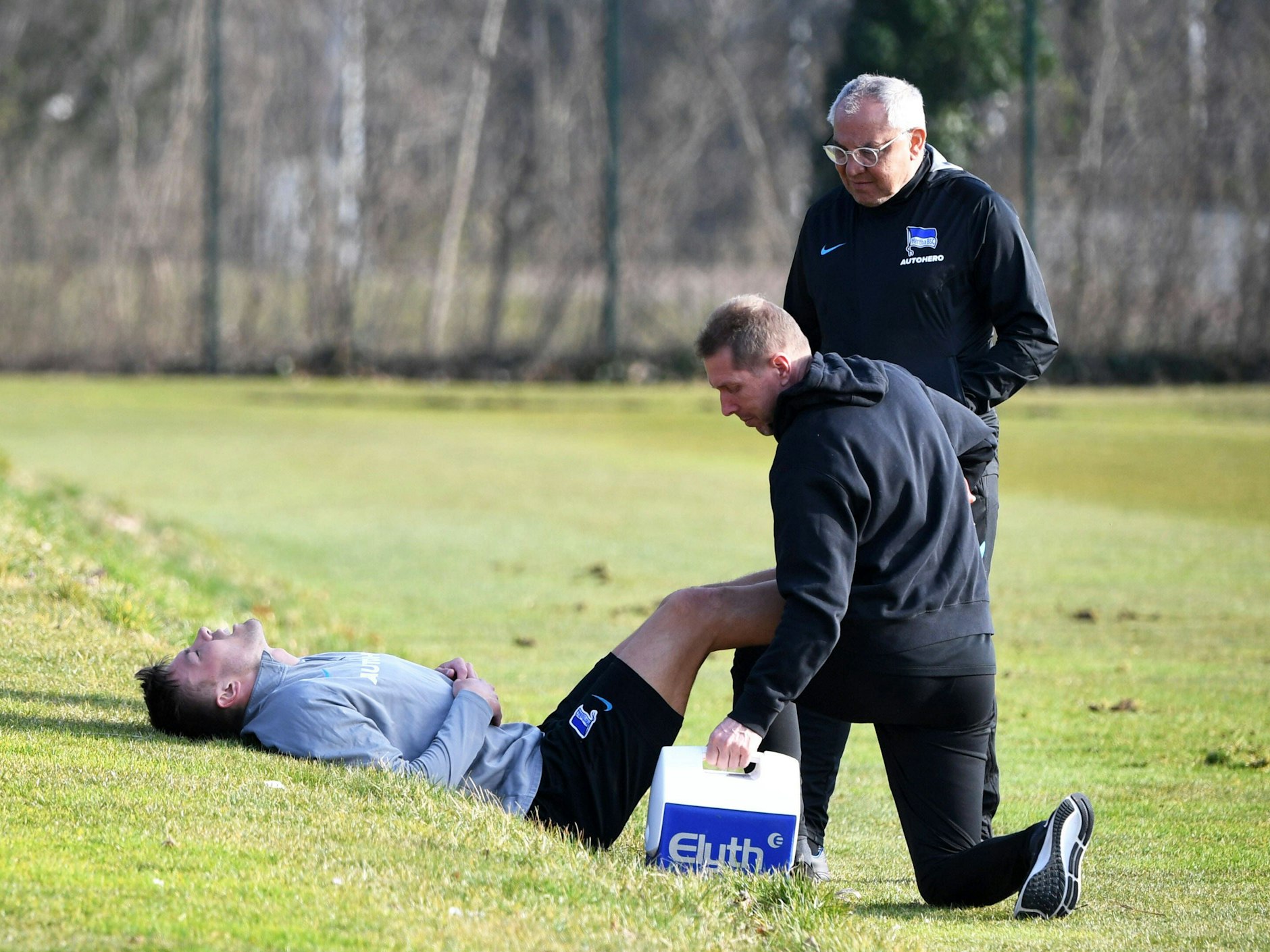 Da war auch Hertha-Retter Felix Magath im März 2022 erschrocken, als plötzlich Fredrik Björkan bei Sprintübungen mit Kreislaufproblemen flach lag.
