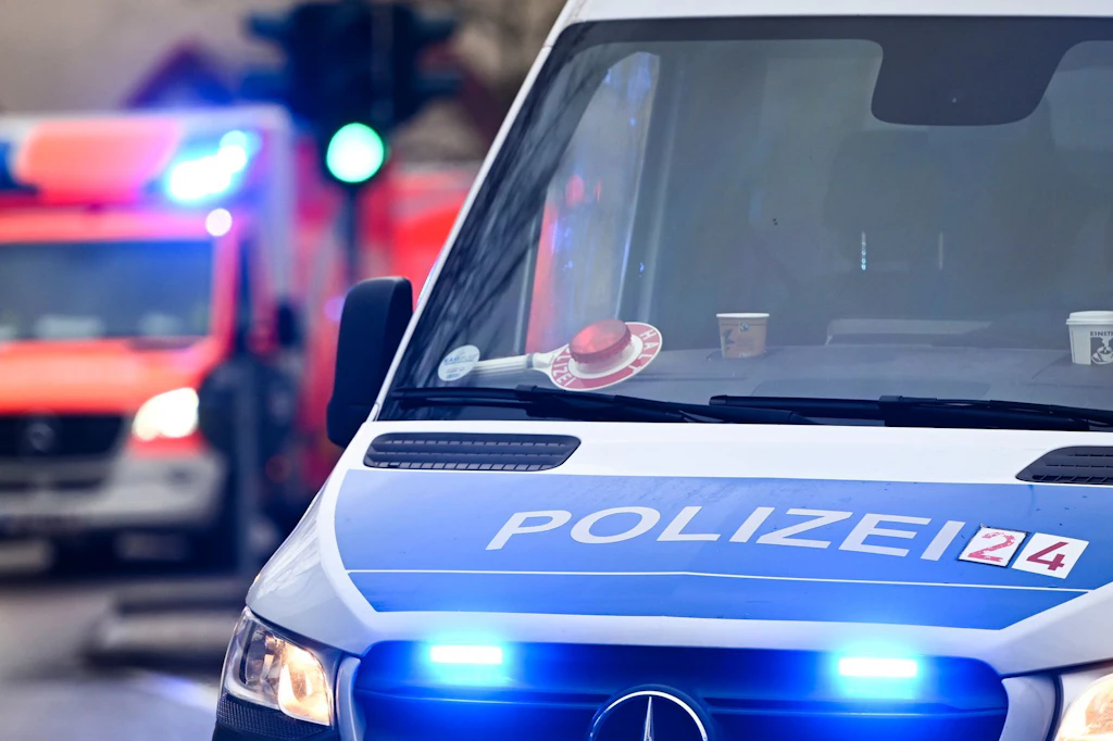 Ein Polizeiauto und ein Rettungswagen mit Blaulicht