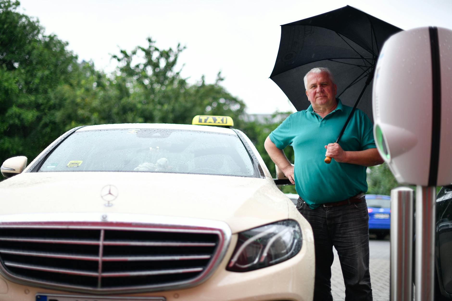 Ein Berliner Taxifahrer empfiehlt, freitags möglichst nicht zu tanken.