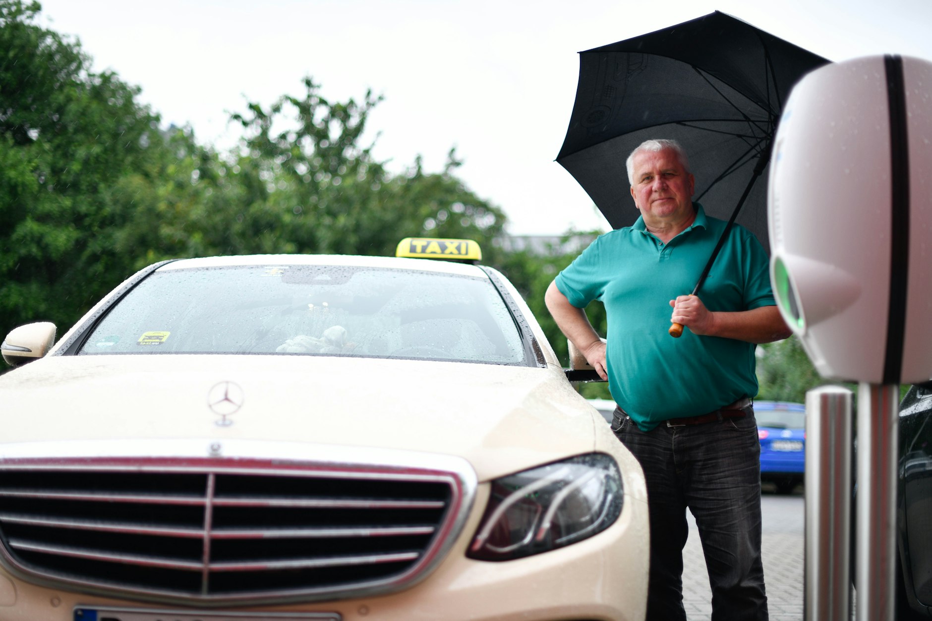 Ein Berliner Taxifahrer empfiehlt, freitags möglichst nicht zu tanken.