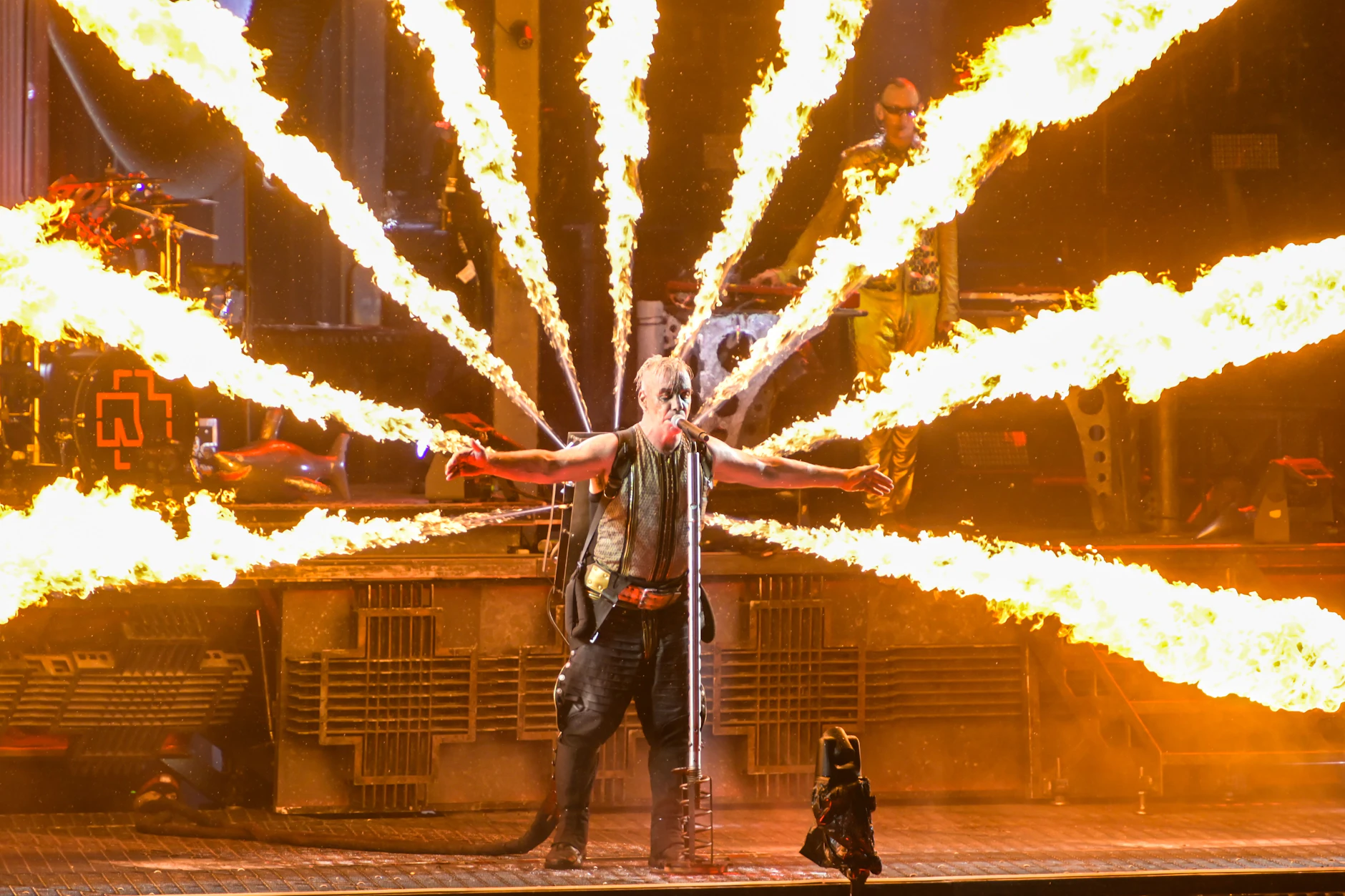 Feuer und Flamme: Till Lindemann im Juli 2023 im Olympiastadion.