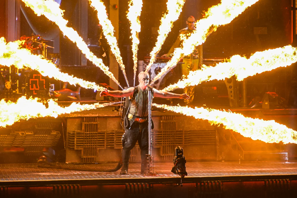 Till Lindemann beim Berliner Rammstein-Konzert am 15. Juli 2023 (Archivbild): Die Fans warten aktuell gespannt auf „Live in Mexico City“.