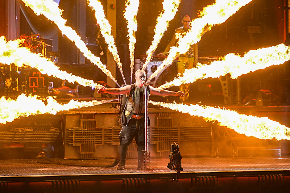 Feuer und Flamme: Till Lindemann im Juli 2023 im Olympiastadion.