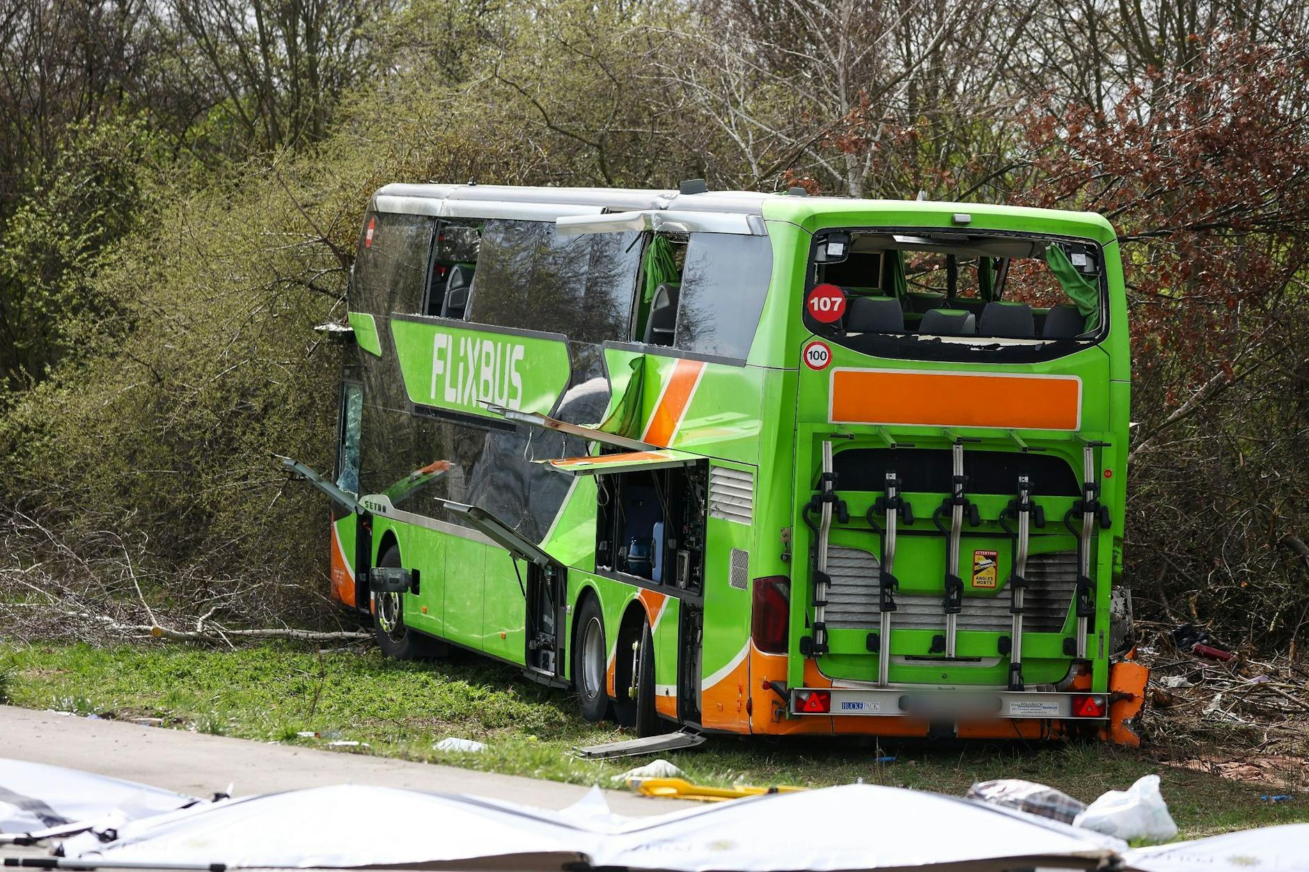 In dem Bus saßen mehr als 50 Passagiere. 46 zogen sich bei dem Unfall auf der A9 bei Leipzig Verletzungen zu.