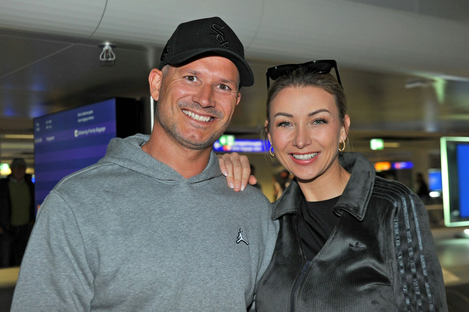Anna-Carina Woitschack und ihr Freund Daniel Böhm anlässlich der Ankunft der Dschungelcamp-Kandidaten im Februar 2025.