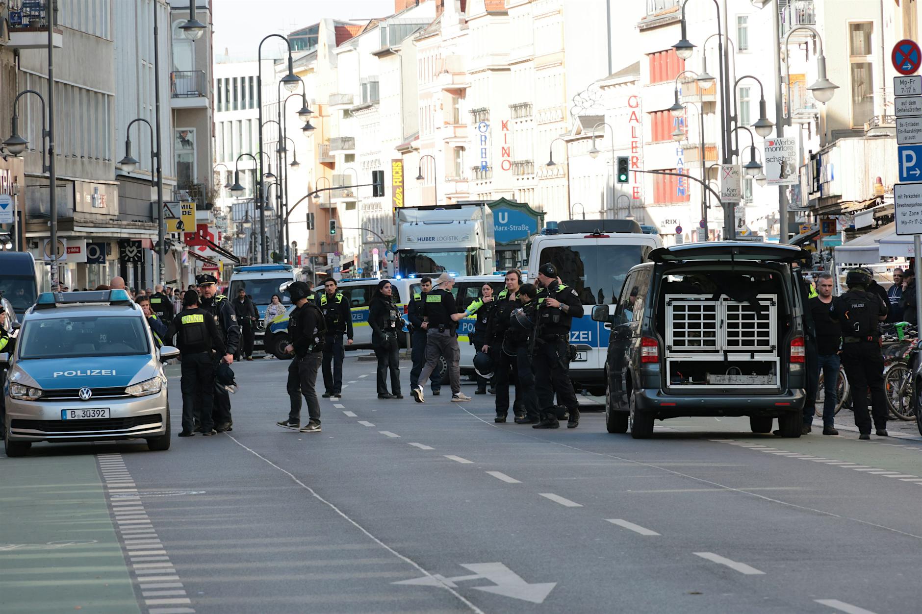 Wieder Gewaltexzesse in Berlin: Mann schwer verletzt – Tatverdächtige gesucht!