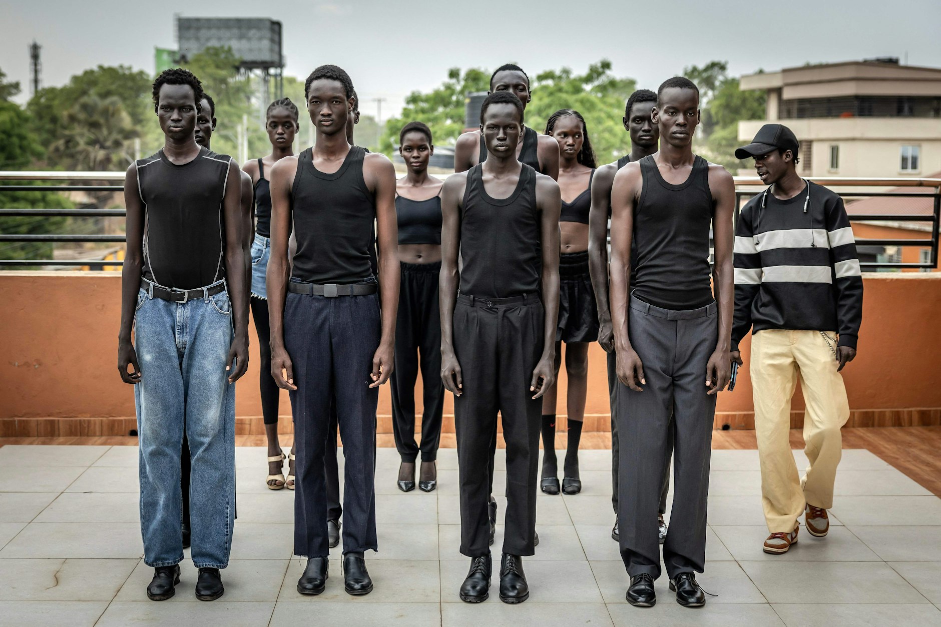 Modeltrainer Aguin Akech Aguin (24, rechts) gibt Models der Agentur Jubalicious während eines Trainings auf dem Dach des Agenturbüros in Juba Anweisungen.