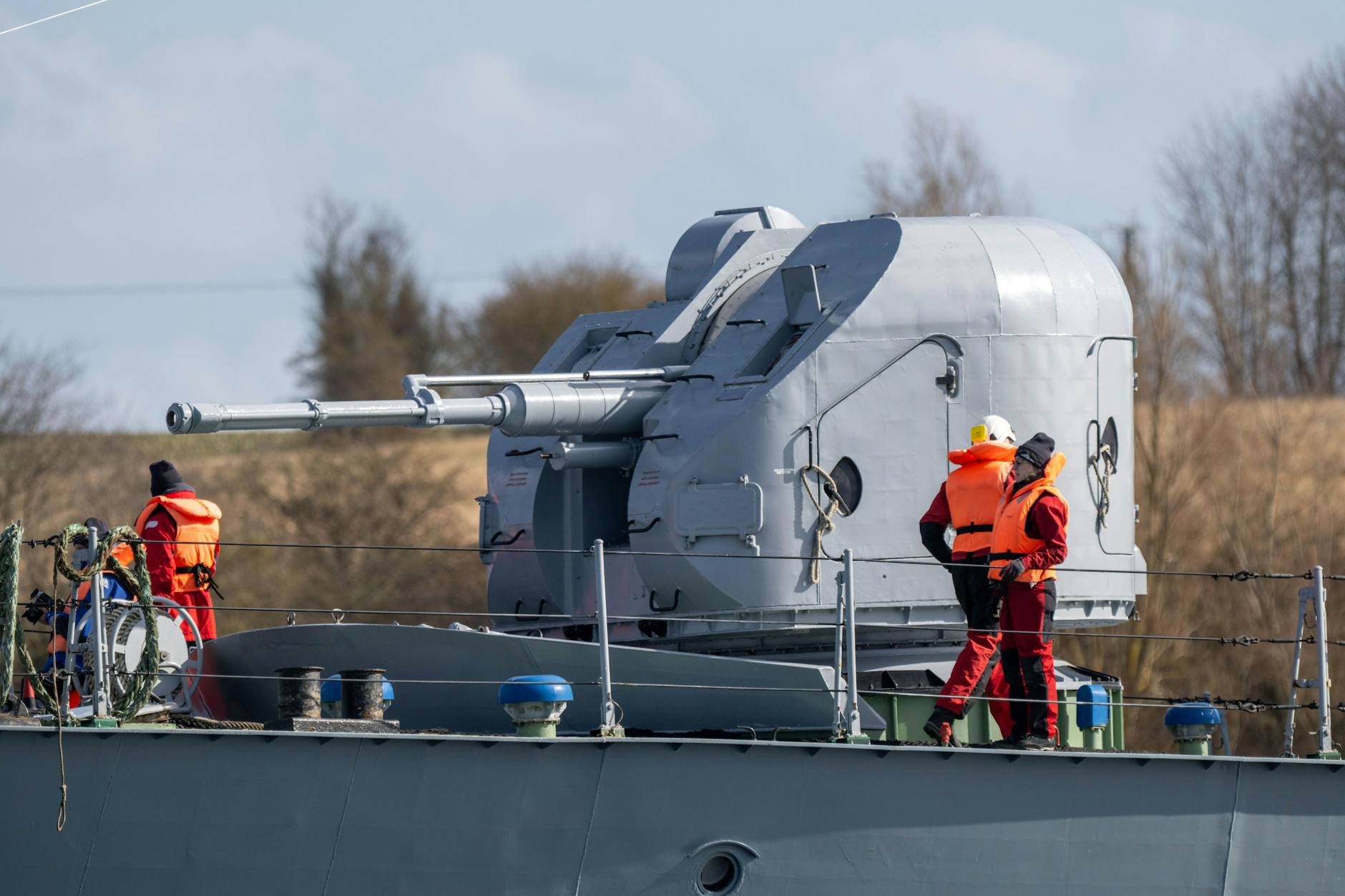 Blick auf ein Bordgeschütz des DDR-Raketenschiffs „Hans Beimler“ der Nationalen Volksarmee (NVA)