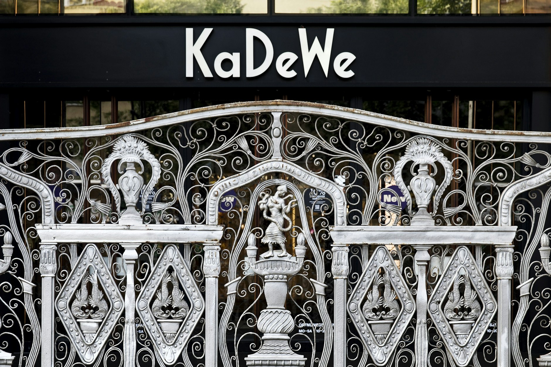 Mit neuen Looks und Aktionen begrüßt das KaDeWe den Frühling.