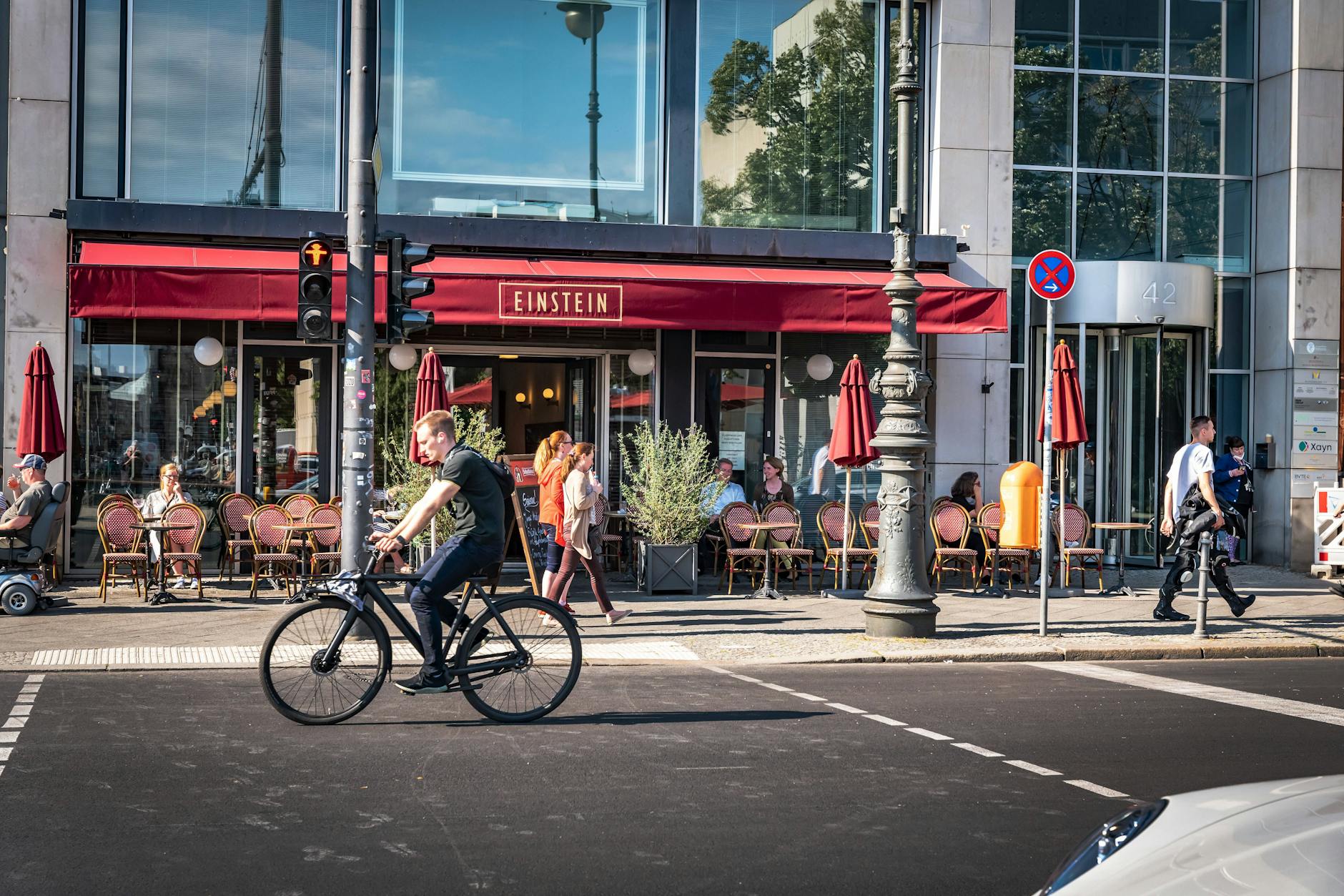 Rote Markisen, reges Treiben und zeitloser Charme: Das traditionsreiche Kaffeehaus lädt Berliner und Gäste aus aller Welt an der historischen Flaniermeile zum Verweilen ein.