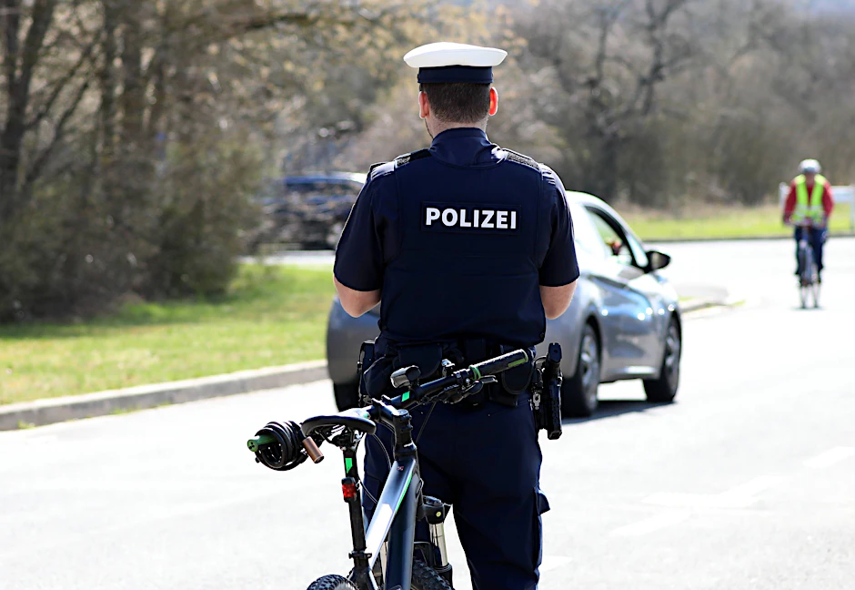 In Leipzig haben falsche Polizisten versucht, einen 86-jährigen um sein Geld zu bringen. (Symbolbild)