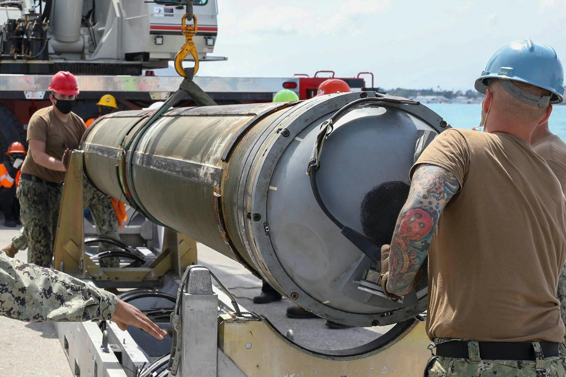 Matrosen der USS Emory S. Land verladen eine Tomahawk-Marschflugkörper-Rakete.