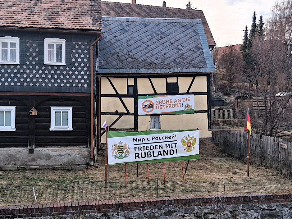 Wut in Niedercunnersdorf: Banner der als rechtsextrem eingestuften Regionalpartei „Freie Sachsen“