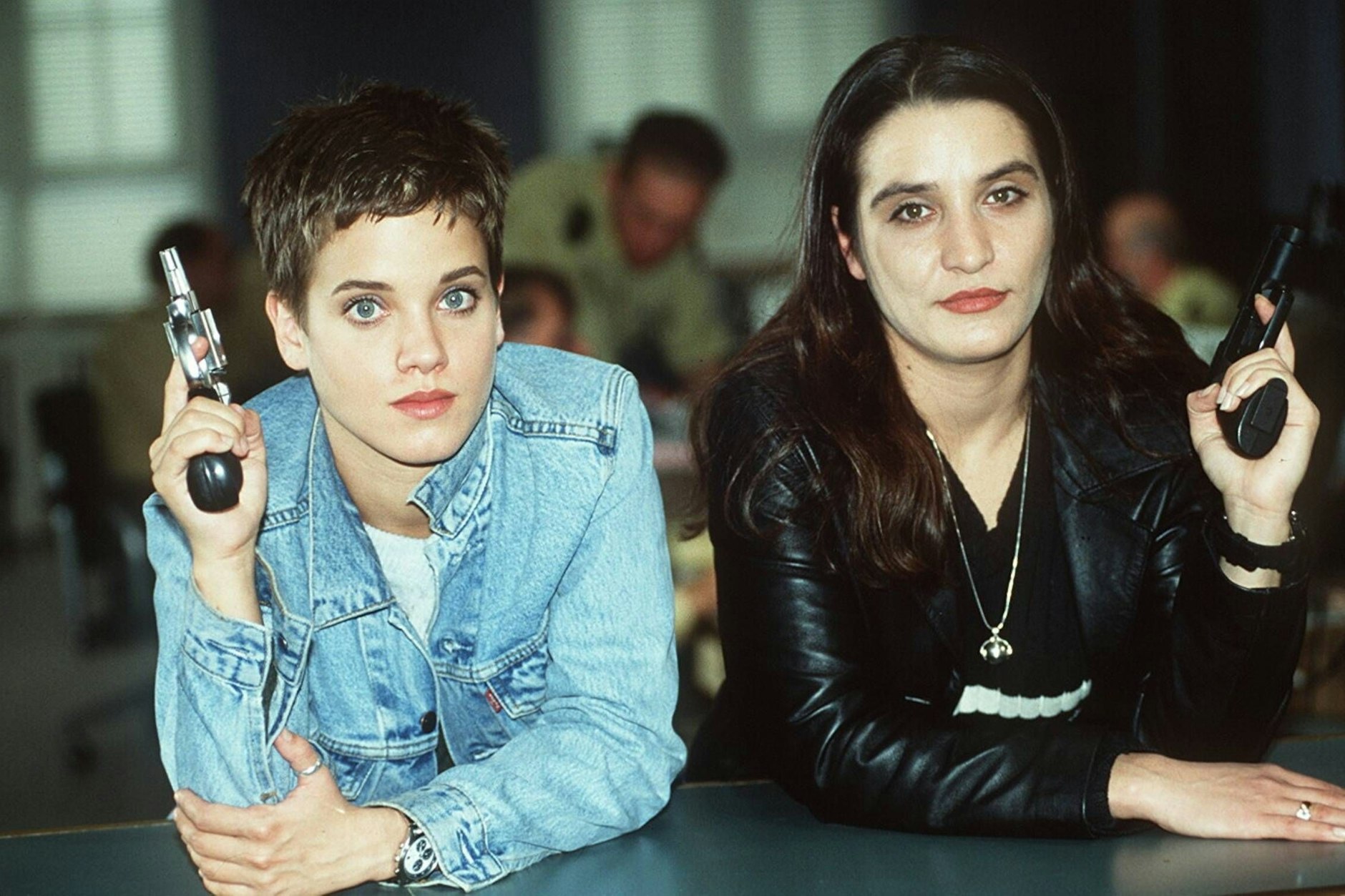 In Produktionen wie  Einsatz Hamburg Süd wurde Muriel Baumeister (links) in den 90er-Jahren zum Star. Hier ist sie mit Meral Perin zu sehen.