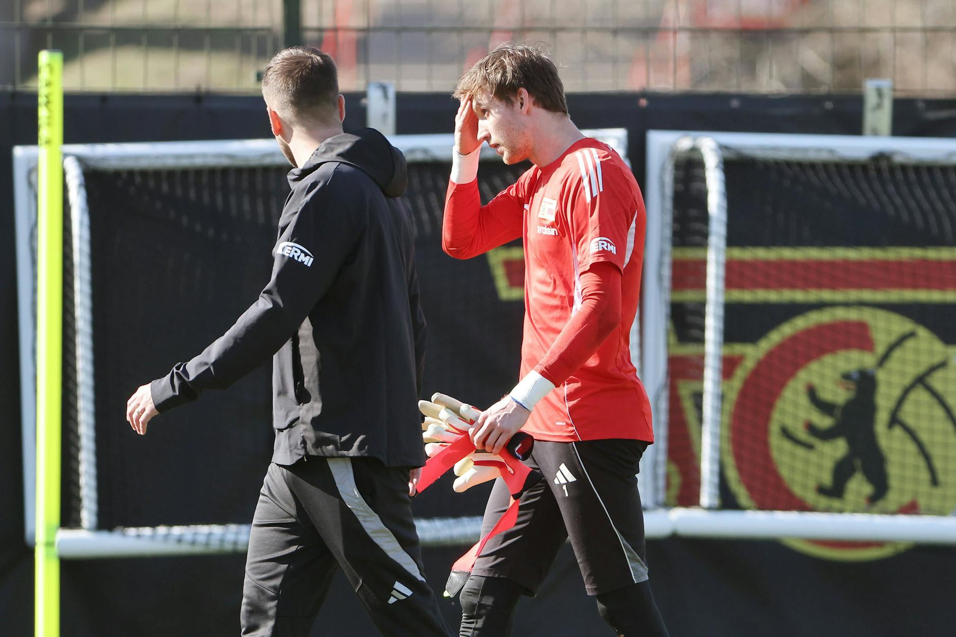 Union-Torwart Frederik Rönnow fasst sich an den Kopf. Nach einem Trainingsunfall ging er mit Schmerzen im rechten Knöchel vom Platz.