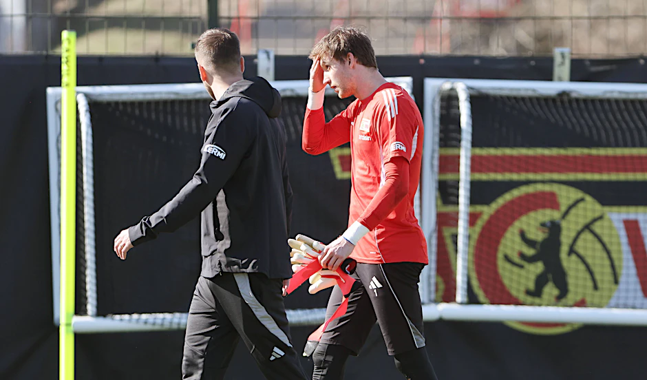 Union-Torwart Frederik Rönnow fasst sich an den Kopf. Nach einem Trainingsunfall ging er mit Schmerzen im rechten Knöchel vom Platz. 