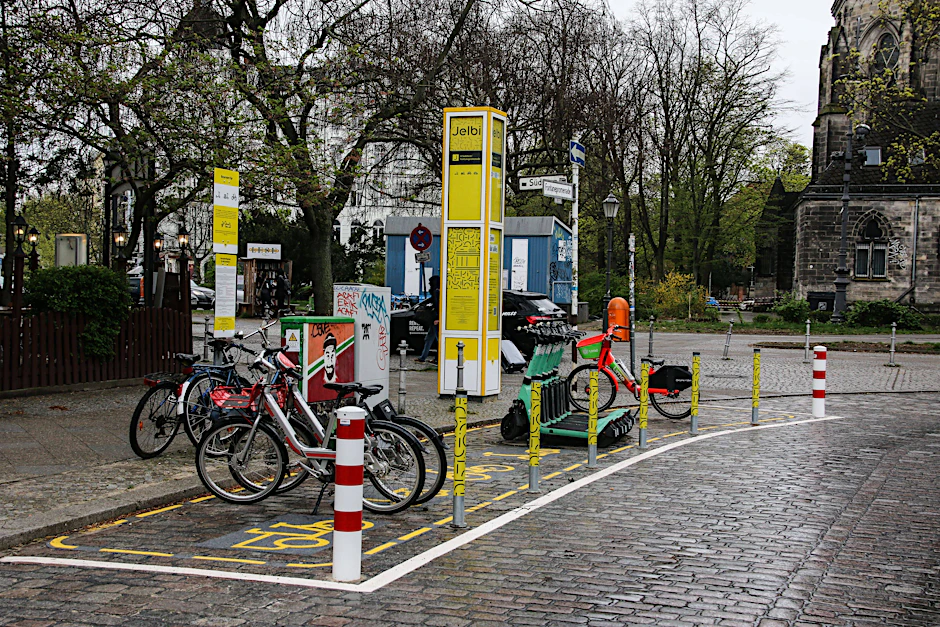 Eine Jelbi-Station der BVG. Bis 2035 dürfen E-Scooter nur noch an festgelegten Standorten geparkt werden. Dafür werden einige Parkplätze wegfallen.
