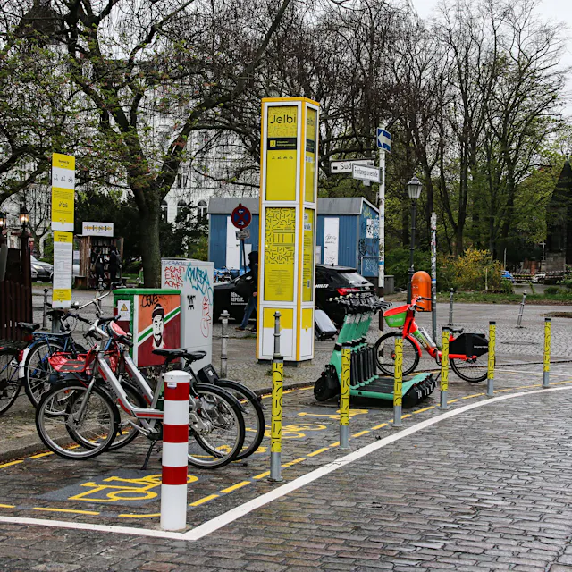 Berliner Autofahrer in Aufregung: E-Scooter kosten Parkplätze!